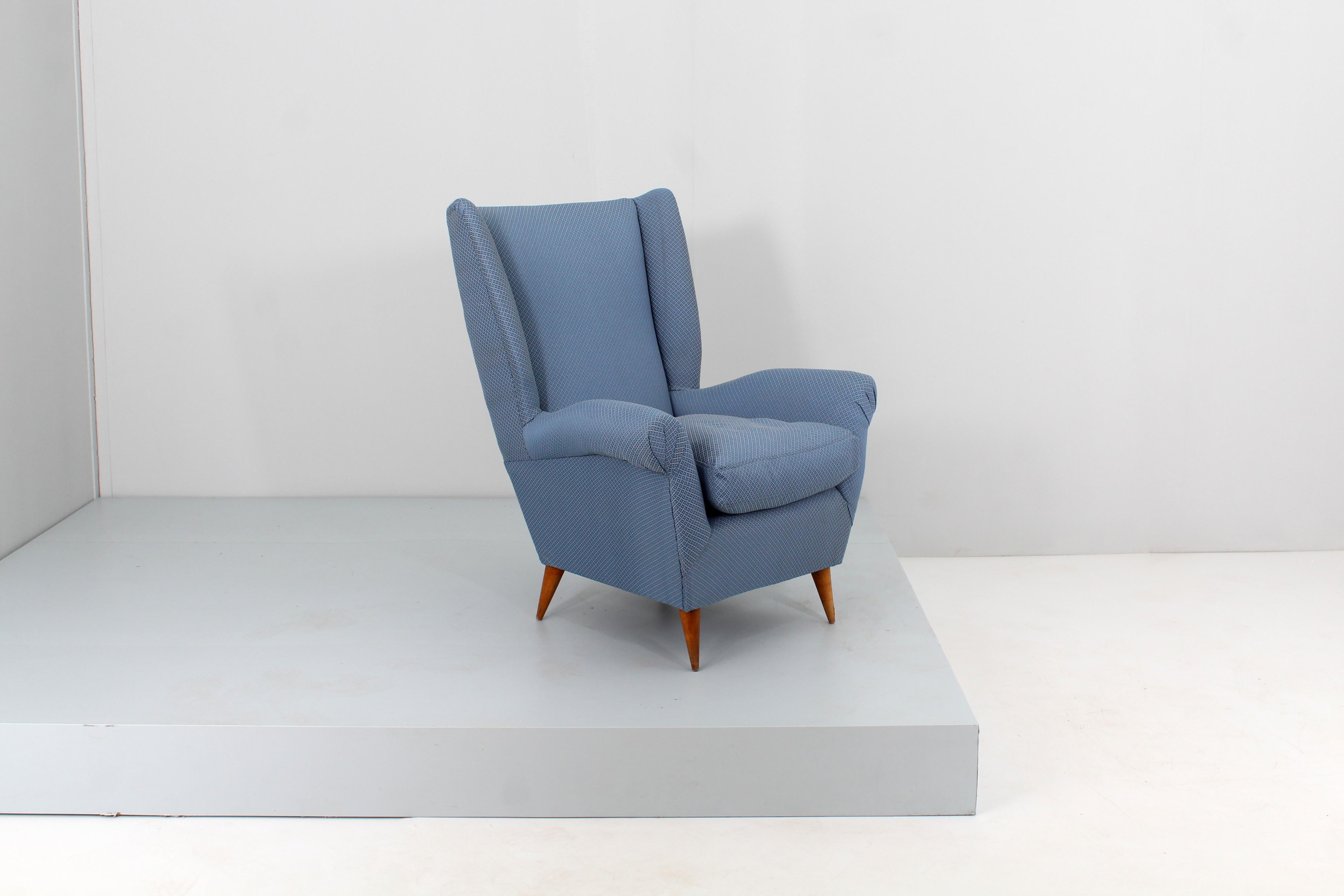 Sehr stilvoller Sessel mit Holzgestell, gepolstert mit blauem Stoff mit weißem Gittermuster und konischen Holzfüßen. Italienische Produktion von ISA Bergamo aus den 1950er Jahren, die Giò Ponti zuzuschreiben ist.
Alters- und gebrauchsbedingte