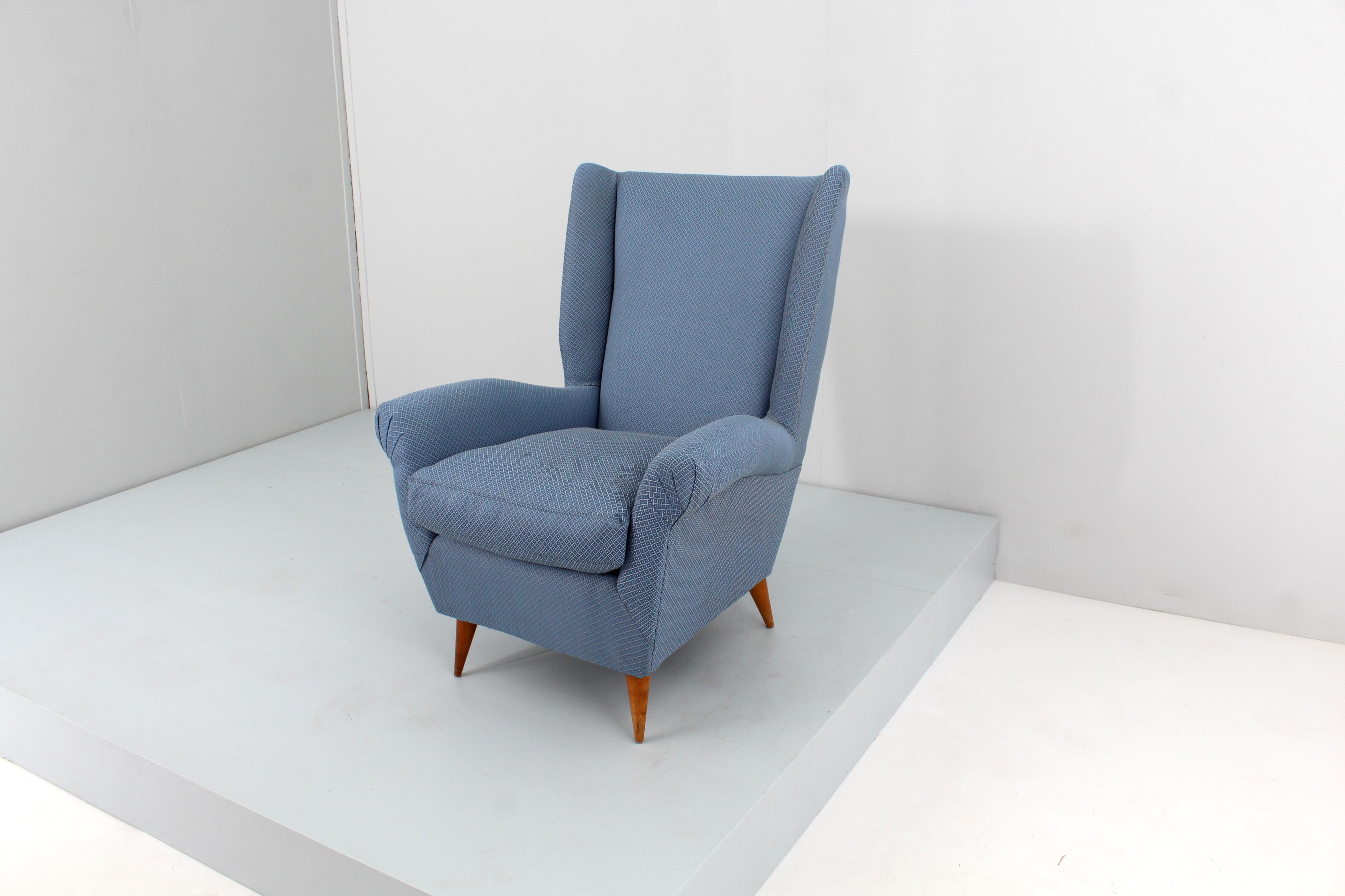 italien Mid-Century Giò Ponti (attr.) for ISA Wood and Blue Fabric Armchair 50s Italy  en vente