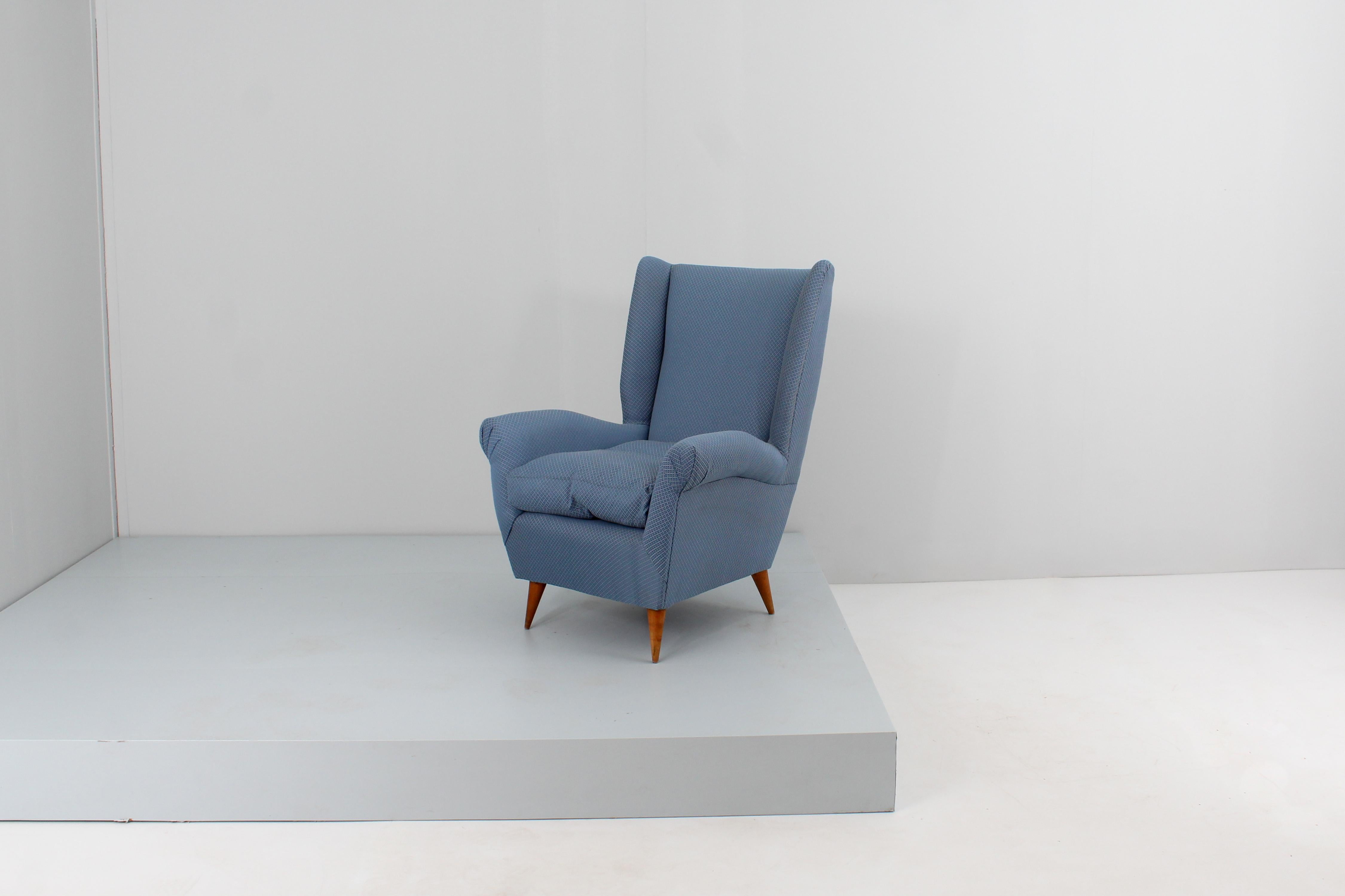 Mid-Century Giò Ponti (attr.) für ISA Holz und blauer Stoff Sessel 50er Jahre Italien  (Moderne der Mitte des Jahrhunderts) im Angebot