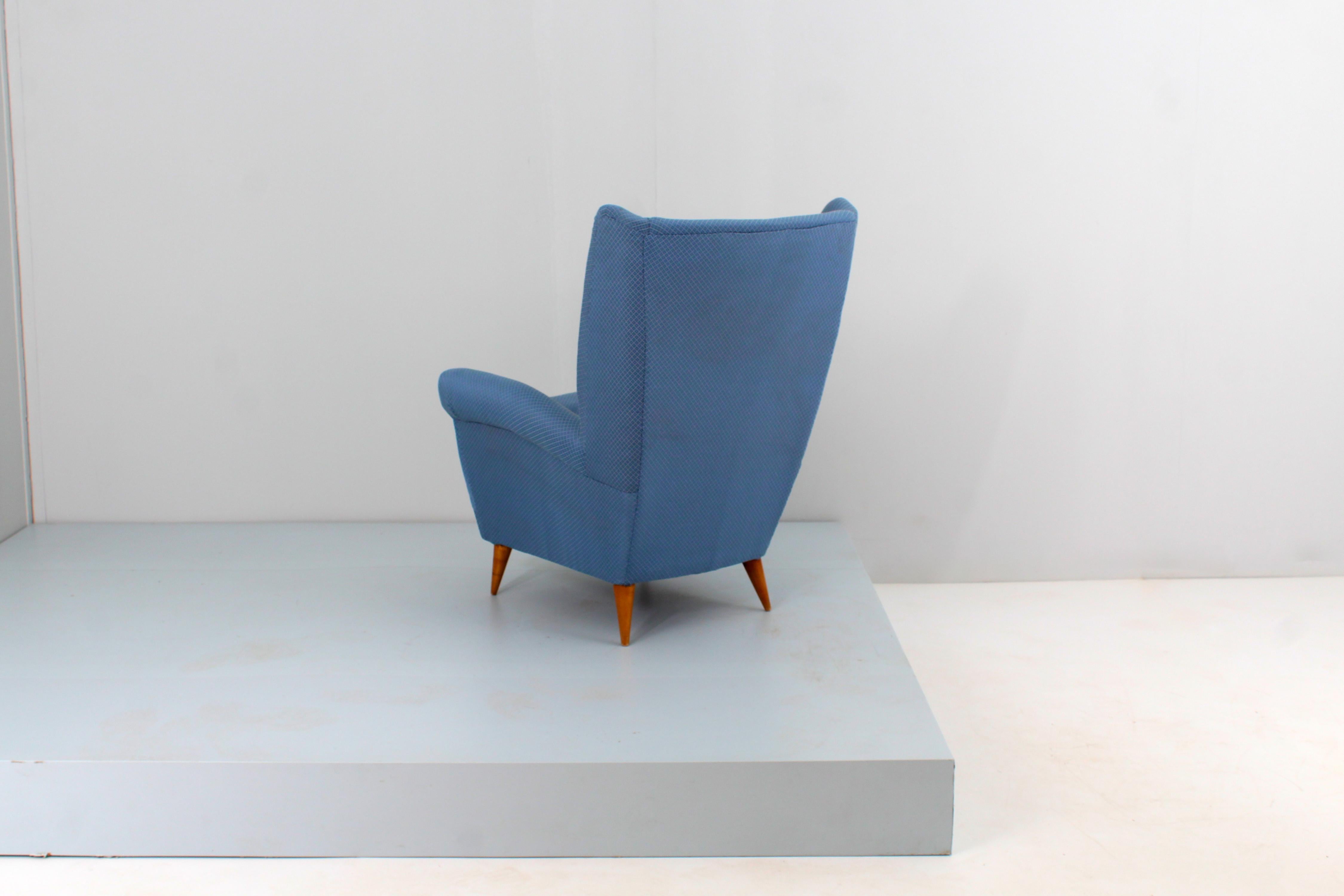 Mid-Century Giò Ponti (attr.) for ISA Wood and Blue Fabric Armchair 50s Italy  For Sale 2