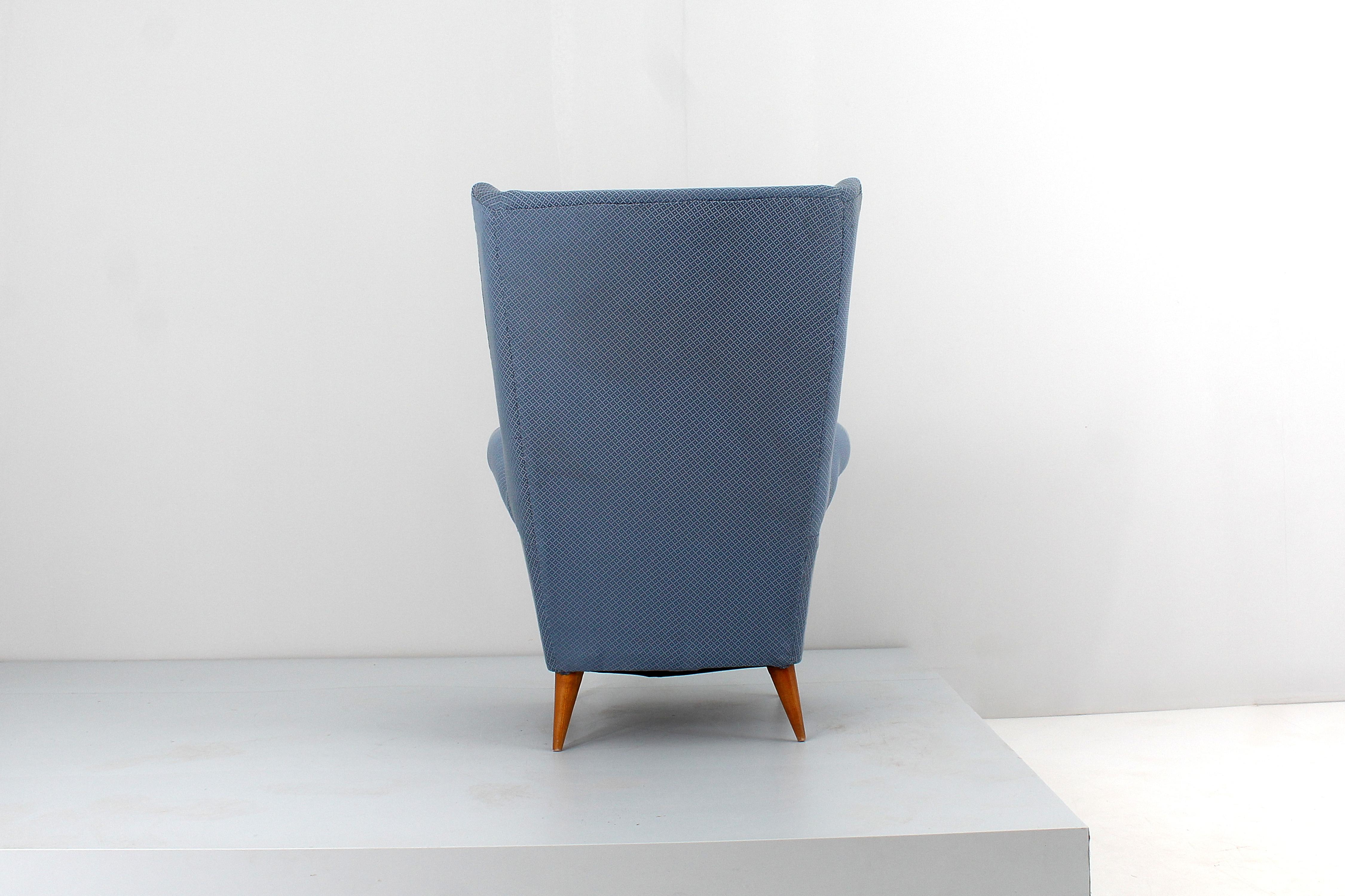 Mid-Century Giò Ponti (attr.) für ISA Holz und blauer Stoff Sessel 50er Jahre Italien  (Mitte des 20. Jahrhunderts) im Angebot