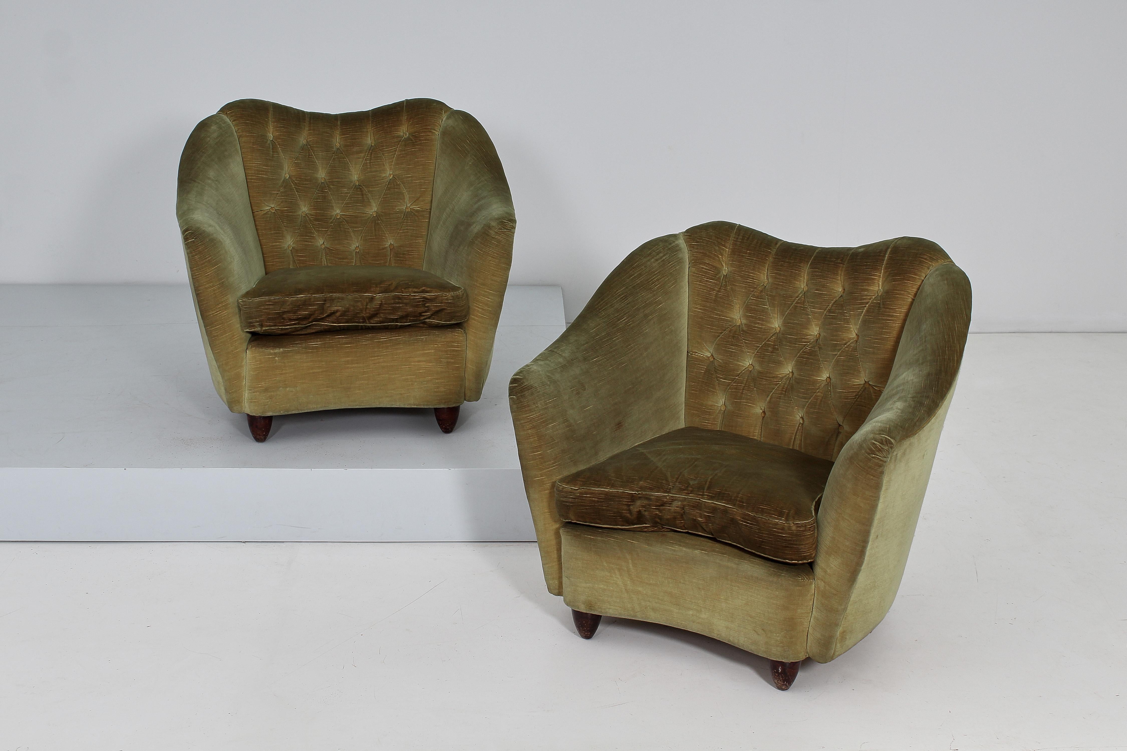 Set of 2 stylish armchairs with wooden structure, upholstered in dark green velvet with tufted backrest. In the style of Gio Ponti, 