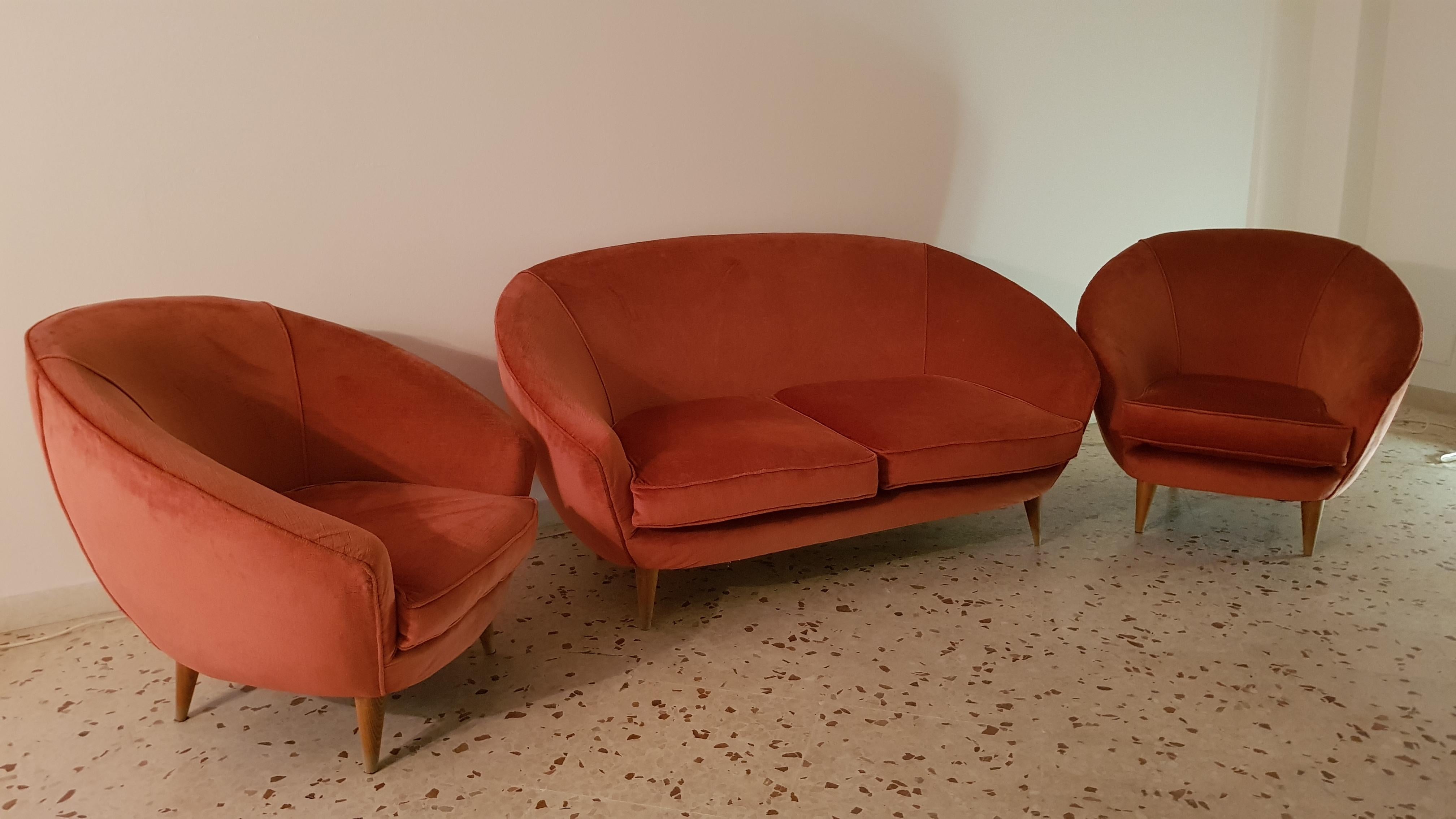 Beautiful set of 3 curved velvet sofà and 2 armchairs Giò Ponti, in coral color with a wood legs, 1950s.