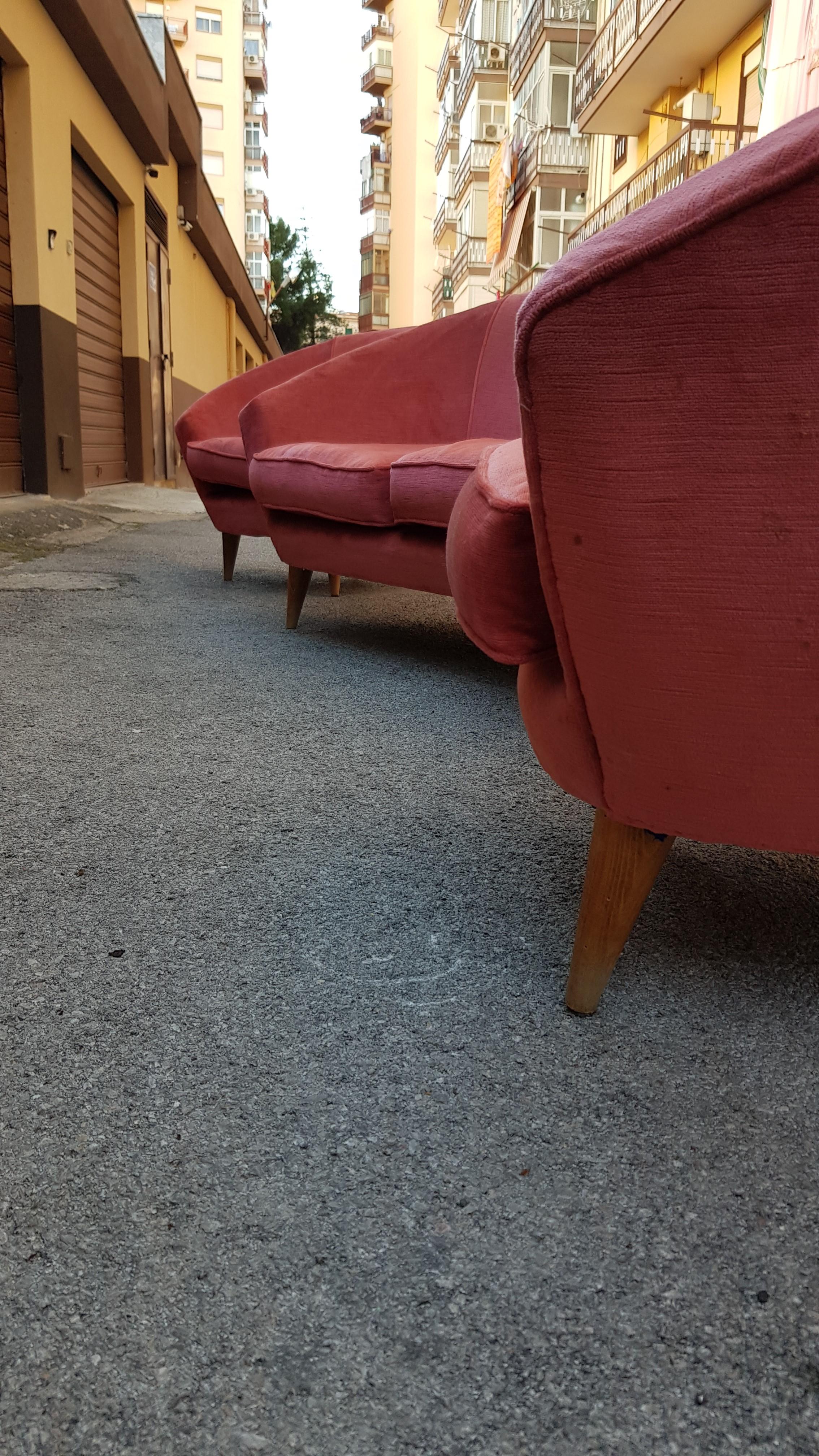 Midcentury Sofà In the Style of Giò Ponti, Coral Velvet Armchairs 1950 set of 3  2