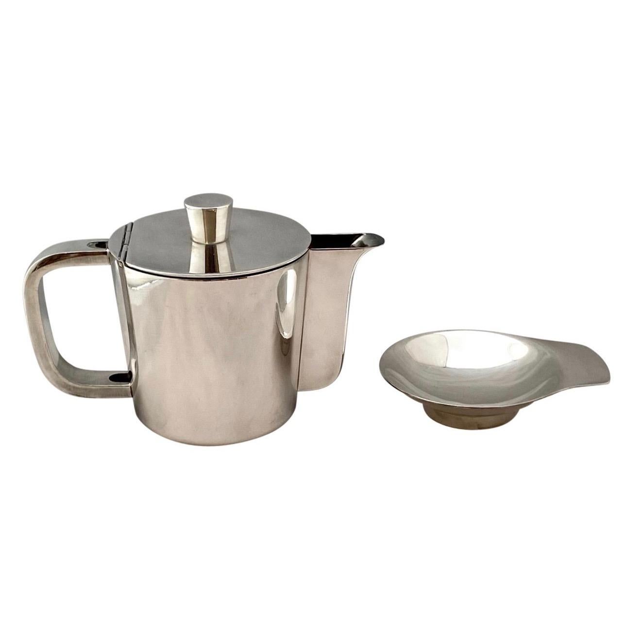 Gio Ponti silver plated metal coffee pot (53cl) designed for the VI Triennale, and a small dish, Arthur Krupp, 1930s-1950s.
This coffee pot is originally from the Abner Hotel but seems to never have been used!
Literature: Gio Ponti: Interni,