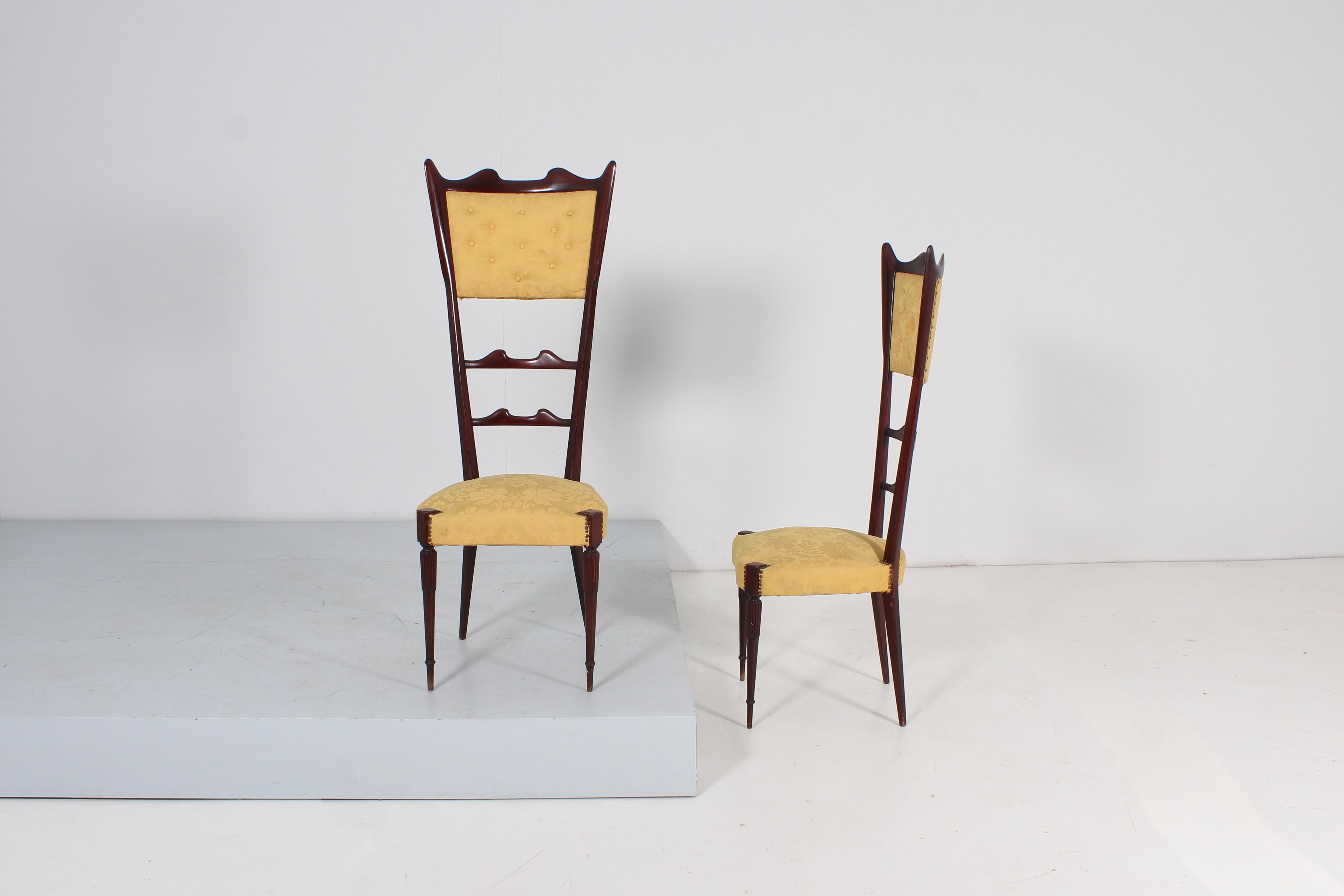 Set of two dining chairs with wooden structure, golden fabric covering with relief floral motifs, and spiked legs. Gio Ponti style, Italian manufacture in 1950s
Wear consistent with age and use.