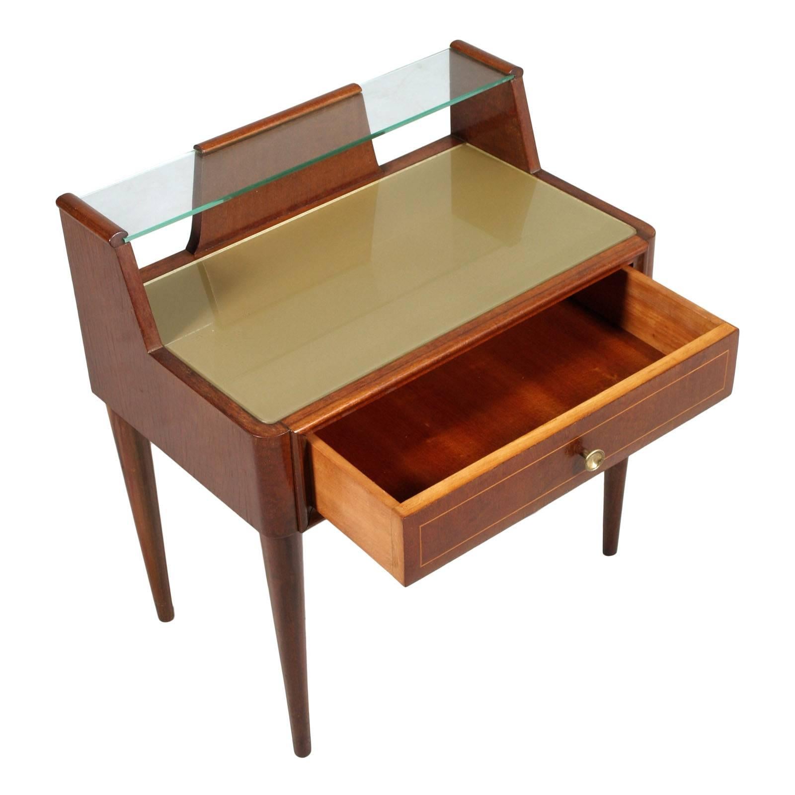 Italian 1940s Gio Ponti style nightstand in walnut, with double crystal tops, one transparent one lacquered, wax polished

Measures cm: H 48/58 x W 55 x D 35

About Gio Ponti
 As a designer, Gio Ponti worked for 120 companies. As an architect,