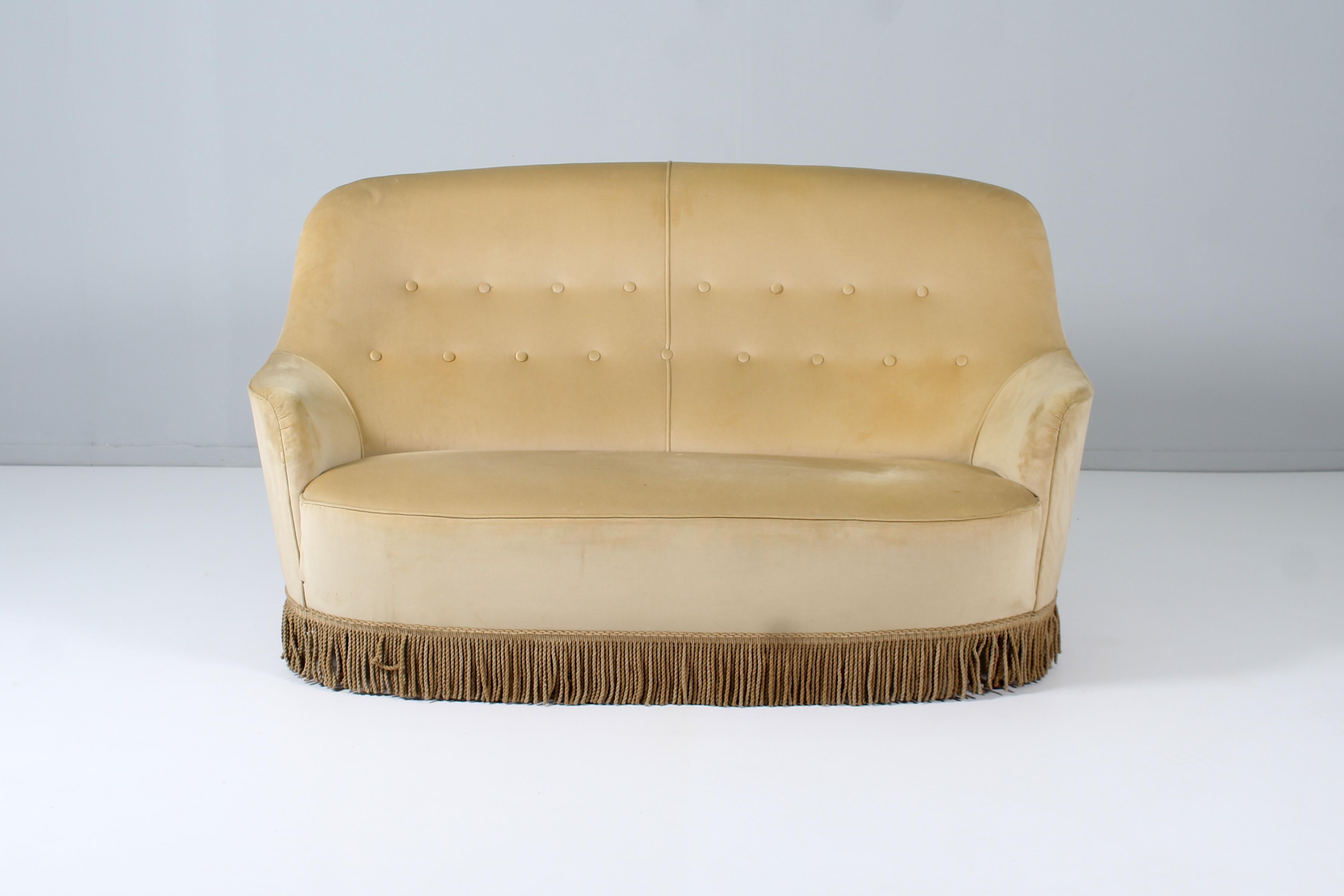 Very elegant two-seat sofa with wooden structure and padding lined in light beige smooth velvet. In the style of Giò Ponti, italian manifacture from the 1950s.
Wear consistent with age and use