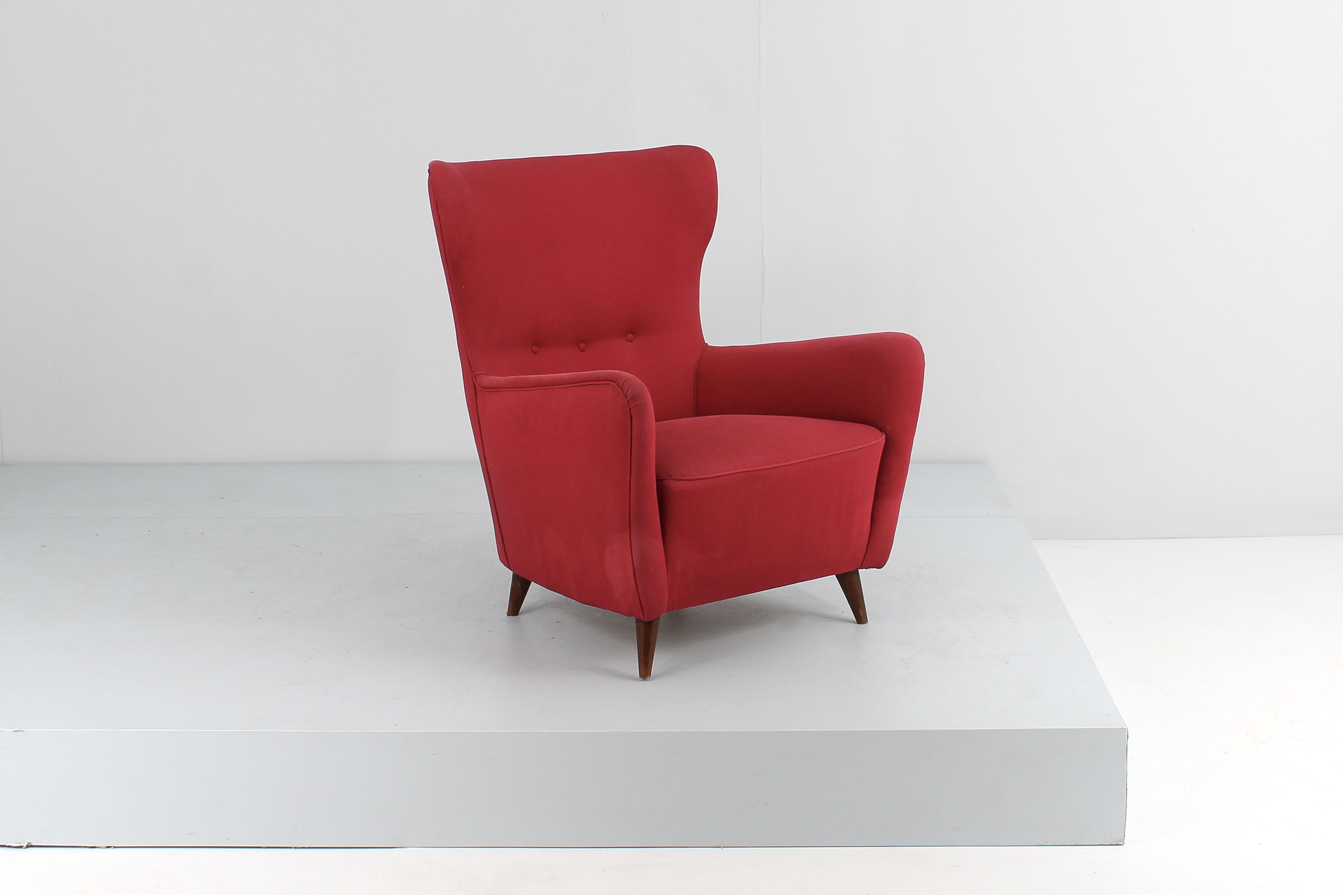 Très beau fauteuil avec structure en bois, revêtement en tissu rouge et pieds coniques en bois. Style Giò Ponti, manifacture italienne dans les années 50
Usure conforme à l'âge et à l'utilisation.

En vente il y a aussi un fauteuil du même style,