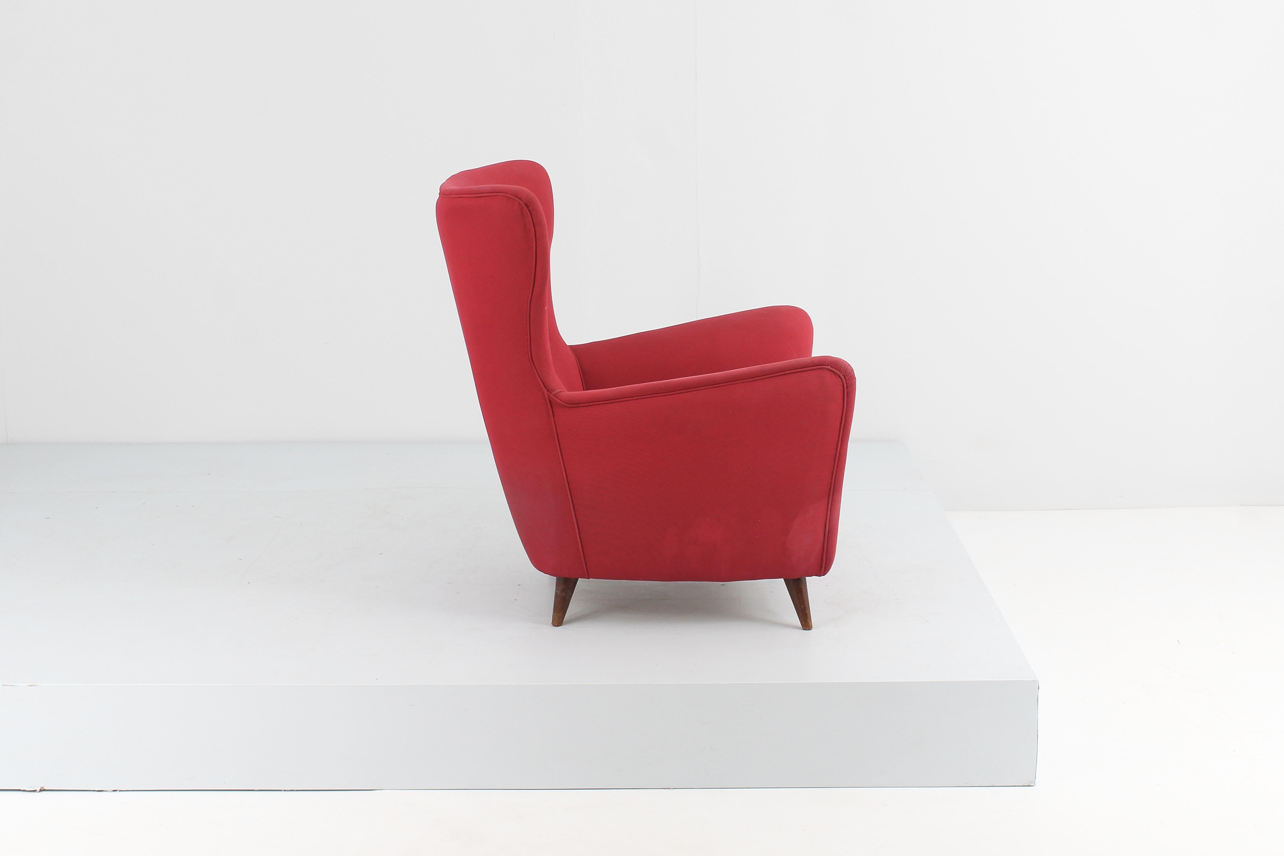 Sessel im Giò Ponti-Stil aus Holz und rotem Stoff, Mitte der 1950er Jahre Italien  (Moderne der Mitte des Jahrhunderts) im Angebot