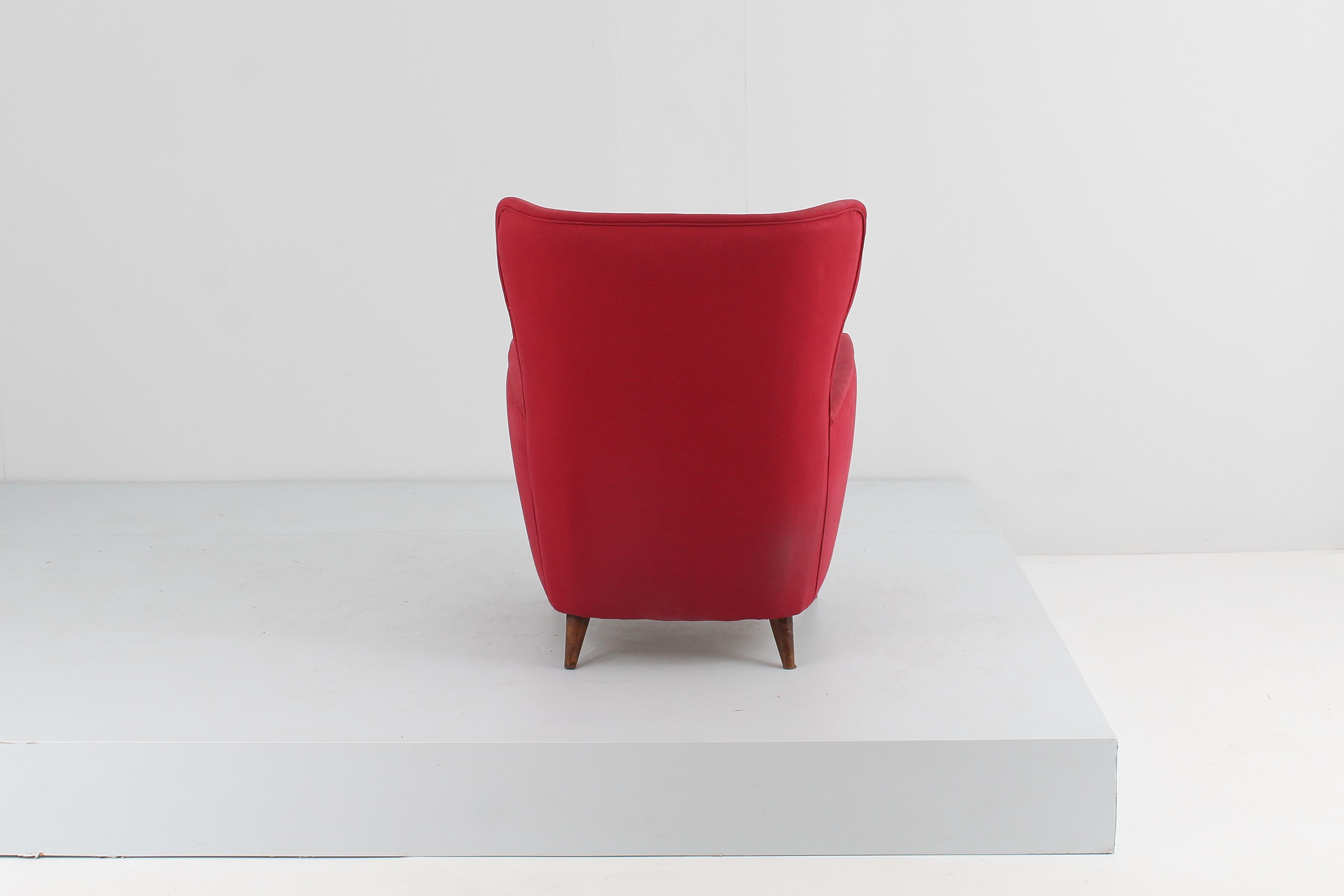 Midcentury Giò Ponti Style Wood and Red Fabric Armchair, circa 1950s Italy  In Good Condition For Sale In Palermo, IT