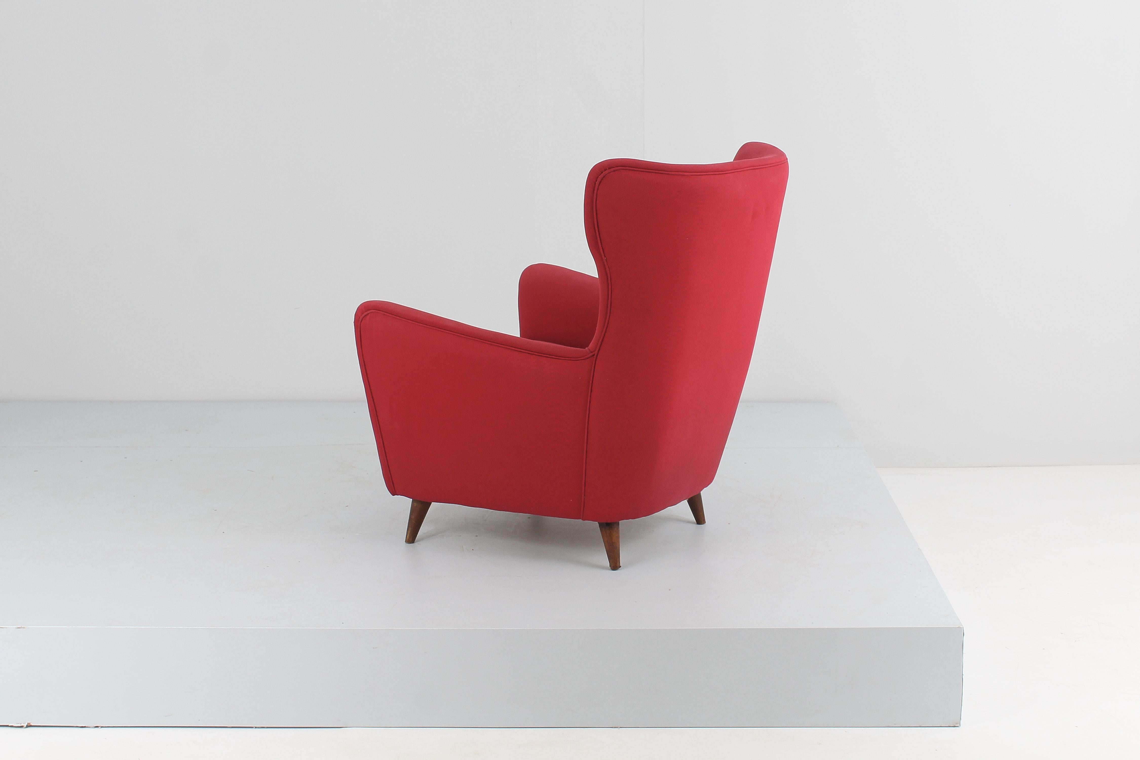 Sessel im Giò Ponti-Stil aus Holz und rotem Stoff, Mitte der 1950er Jahre Italien  (Mitte des 20. Jahrhunderts) im Angebot