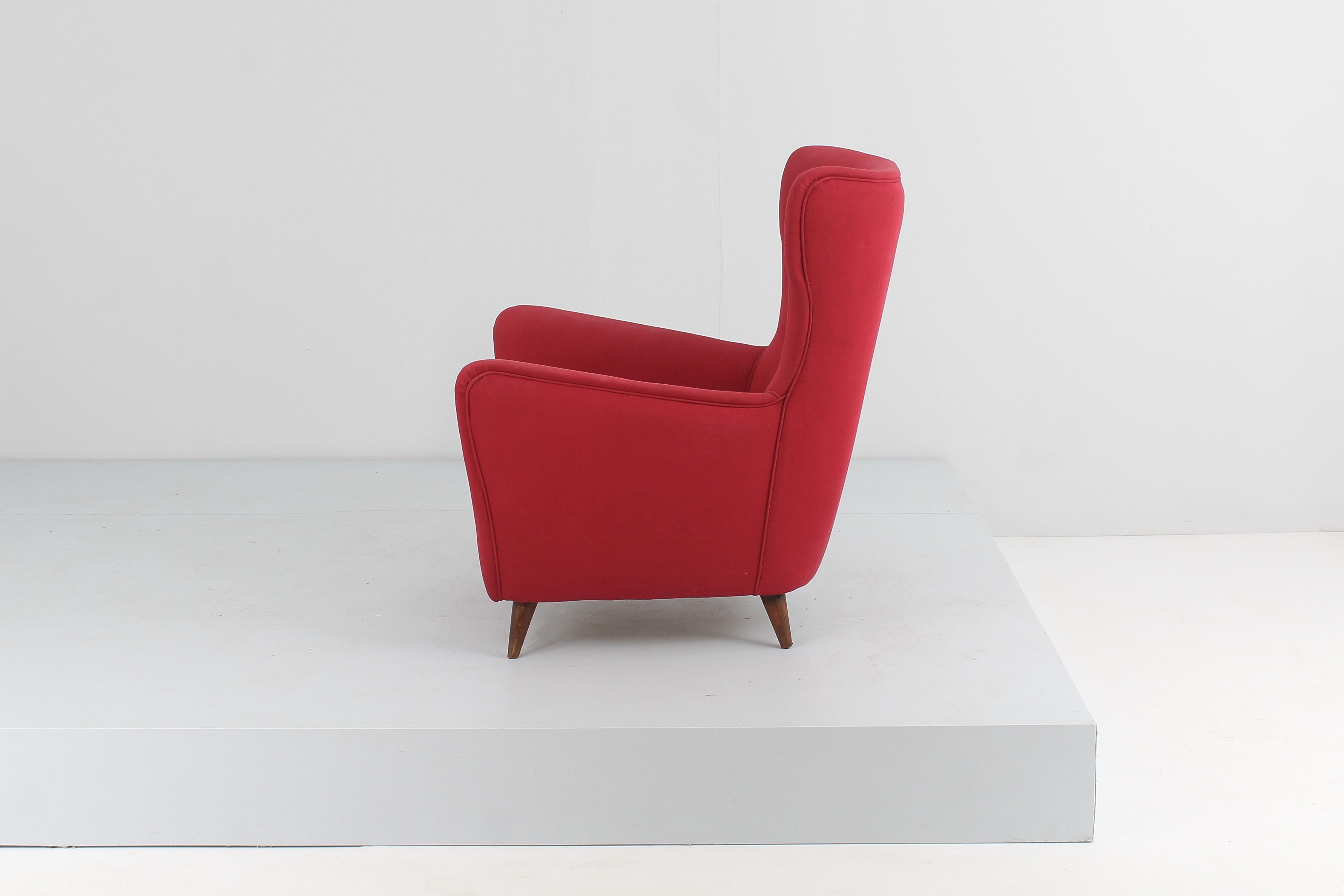 Sessel im Giò Ponti-Stil aus Holz und rotem Stoff, Mitte der 1950er Jahre Italien  im Angebot 1