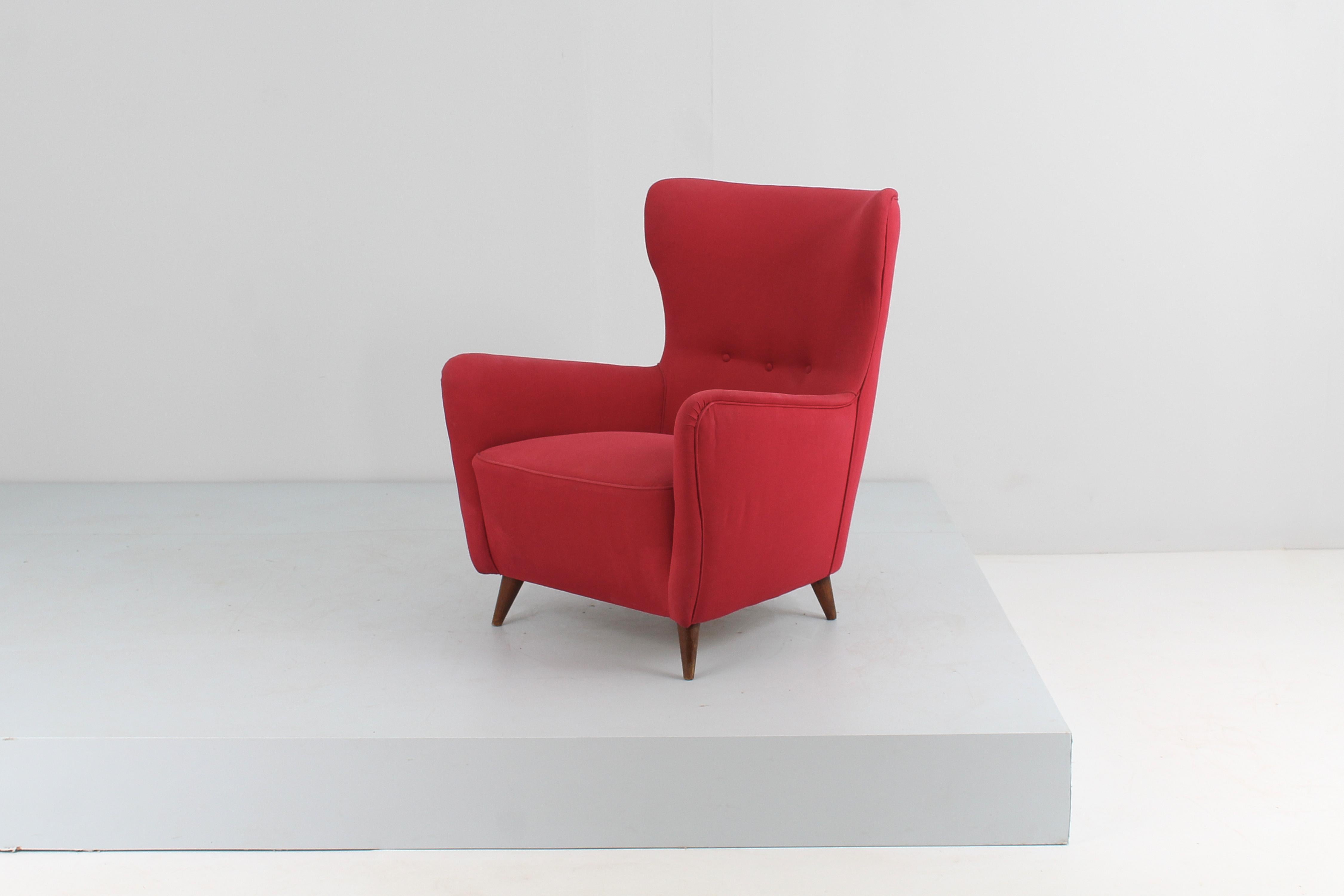 Sessel im Giò Ponti-Stil aus Holz und rotem Stoff, Mitte der 1950er Jahre Italien  im Angebot 2