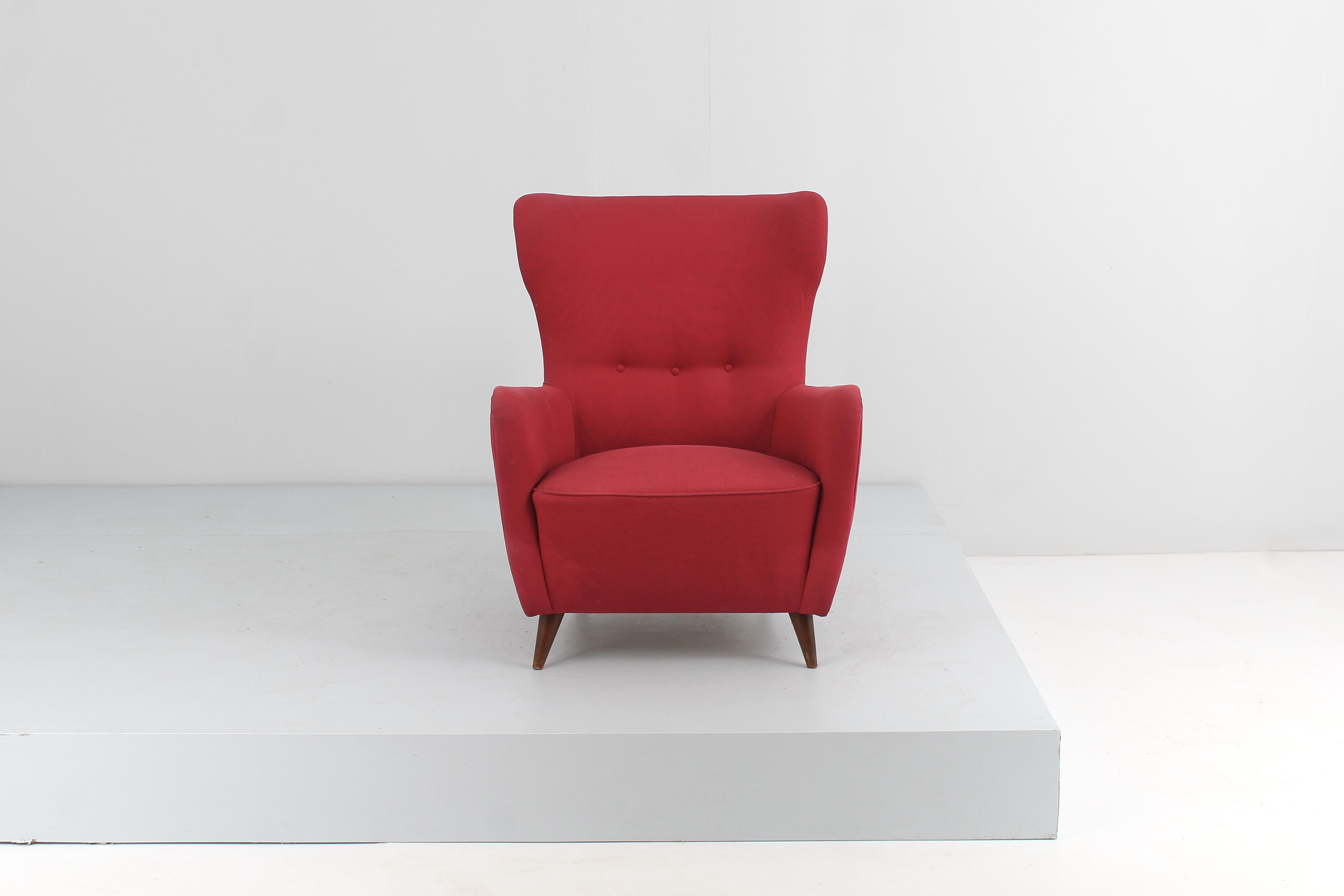Sessel im Giò Ponti-Stil aus Holz und rotem Stoff, Mitte der 1950er Jahre Italien  im Angebot 3