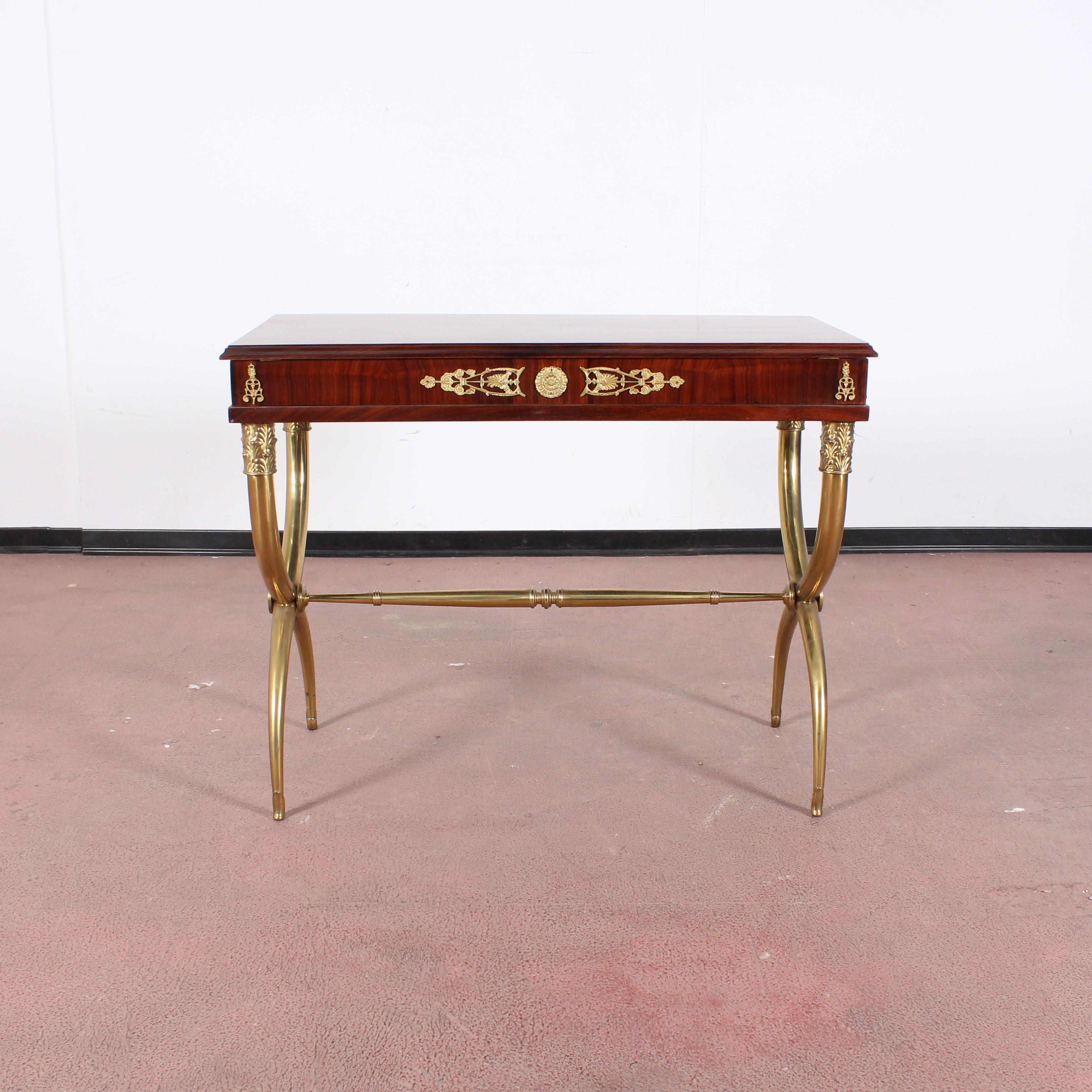 Console in the style of Gio Ponti made with front friezes and legs in curved tubular brass, and wooden top-container, with top opening flap door, with key lock.. produced in Cantù, circa 1950s.
Wear consistent with age and use.