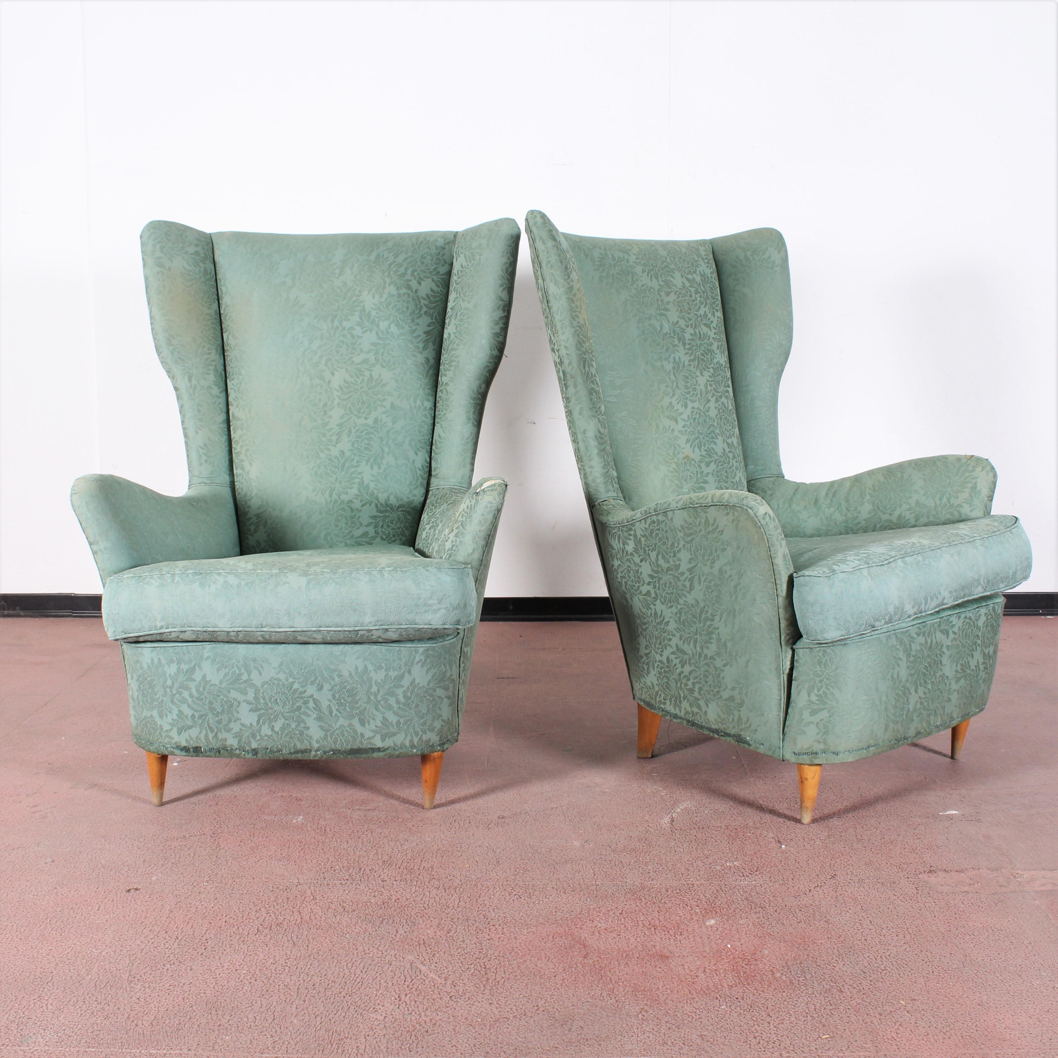 Stylish wingback armchairs, in floral green fabric and wooden feet to Gio Ponti for I.S.A. Bergamo, 1950s Italy.
Wear consistent with age and use.