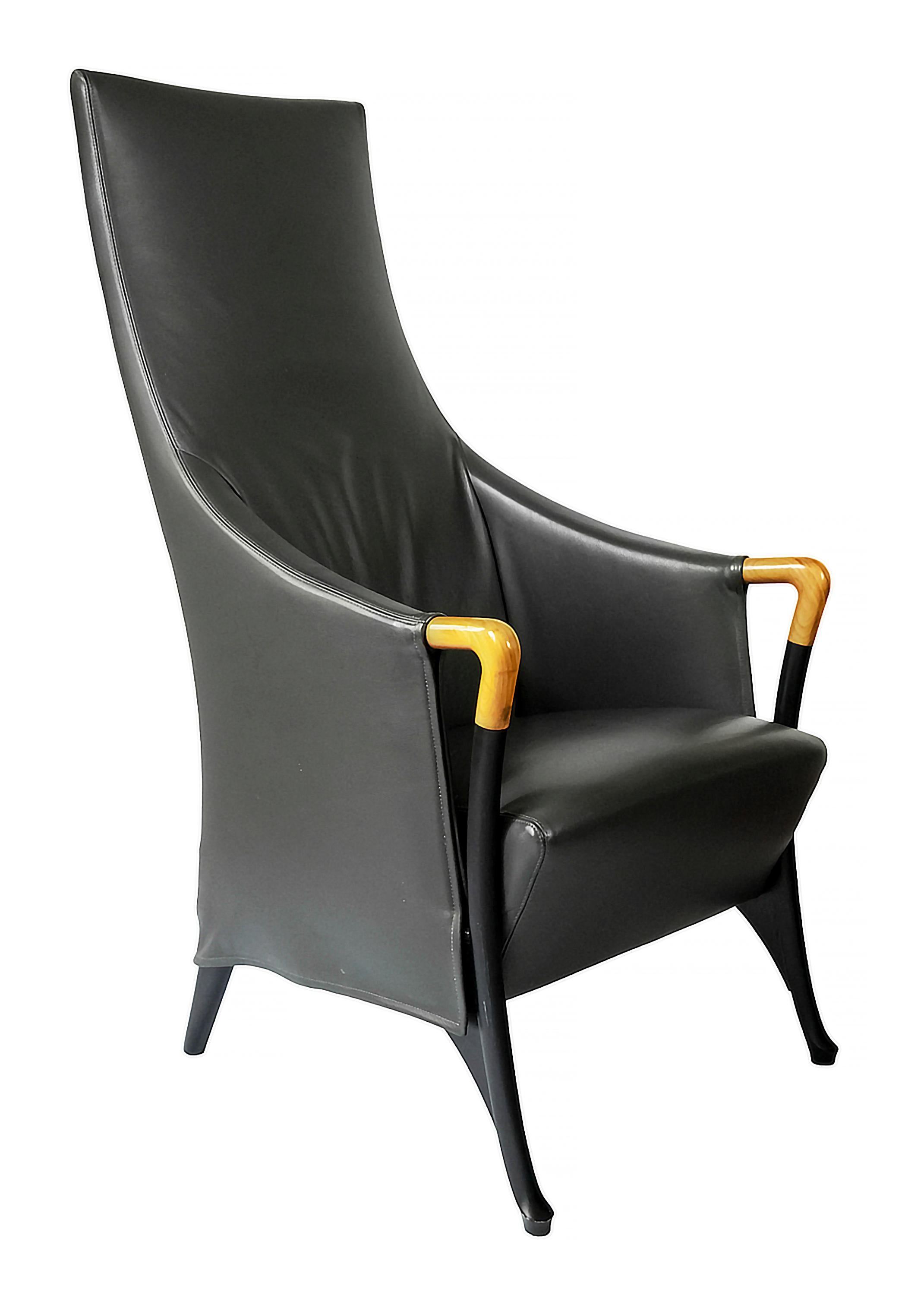 Vintage Progetti Sessel, entworfen von Umberto Asnago.
Herstellungsdatum ca. 1980 von Giorgetti, Italien.
Etikett und Stempel auf der Unterseite.
Aus dunkelgrauem Leder mit abnehmbarem Bezug und Holzgestell.
Sehr guter/exzellenter