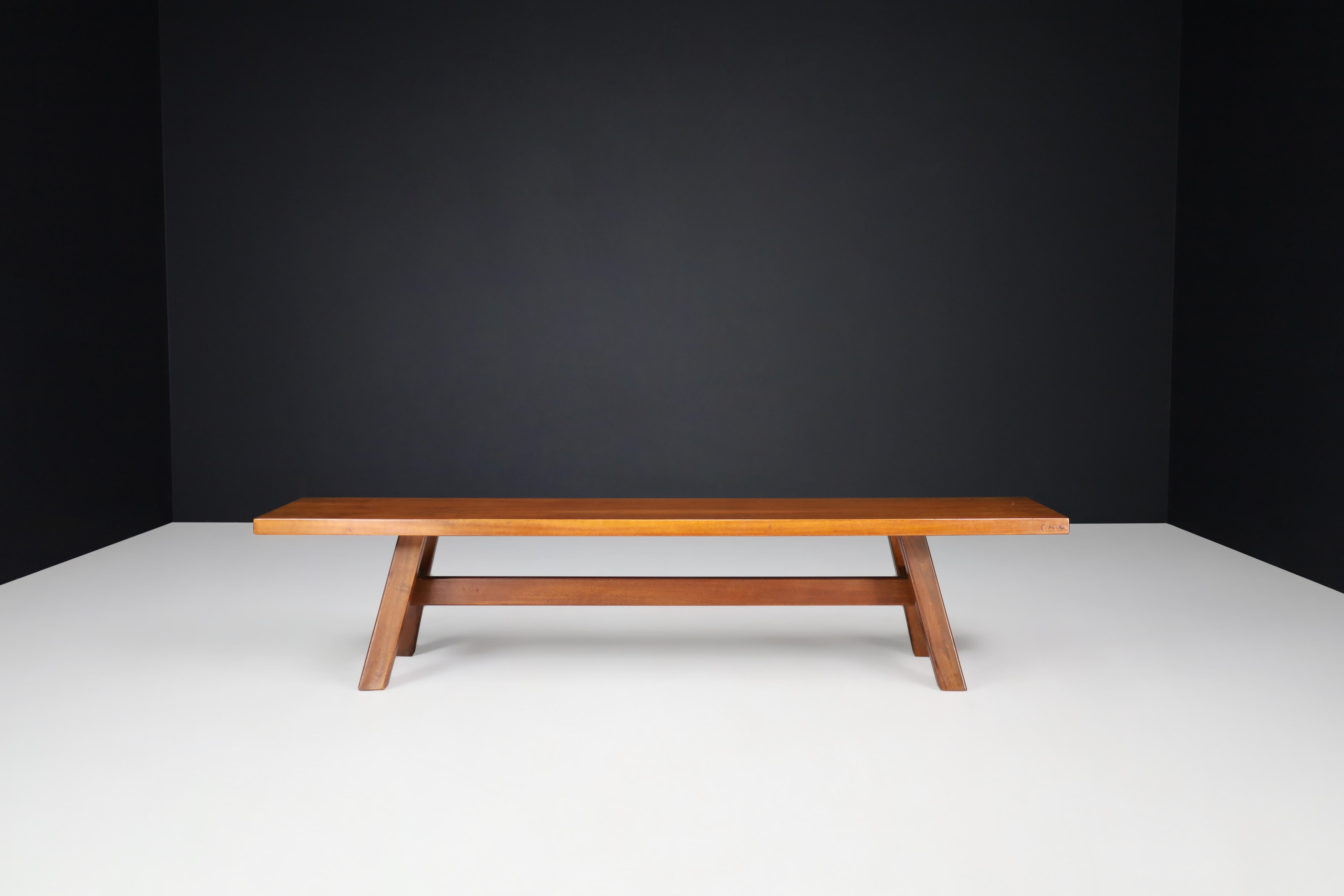 Midcentury Giovanni Michelucci Walnut Torbecchia Bench for Poltronova, Italy, 1964

The Torbecchia Walnut Bench, part of the Torbecchia series designed by Giovanni Michelucci for Poltronova in 1964, boasts a solid construction with sharp edges and