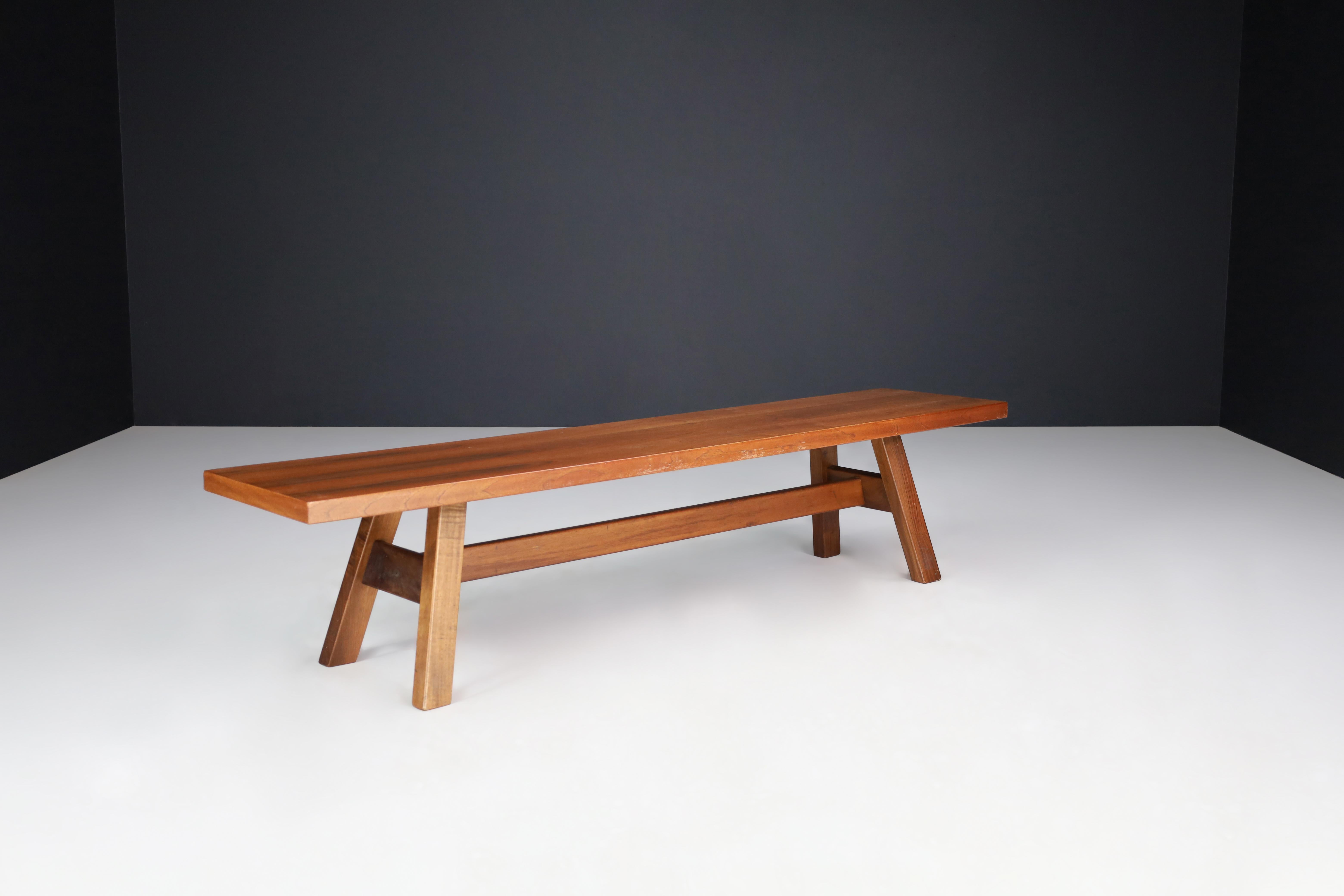 Midcentury Giovanni Michelucci Walnut Torbecchia Bench for Poltronova Italy 1964

The Torbecchia Walnut Bench, part of the Torbecchia series designed by Giovanni Michelucci for Poltronova in 1964, boasts a solid construction with sharp edges and