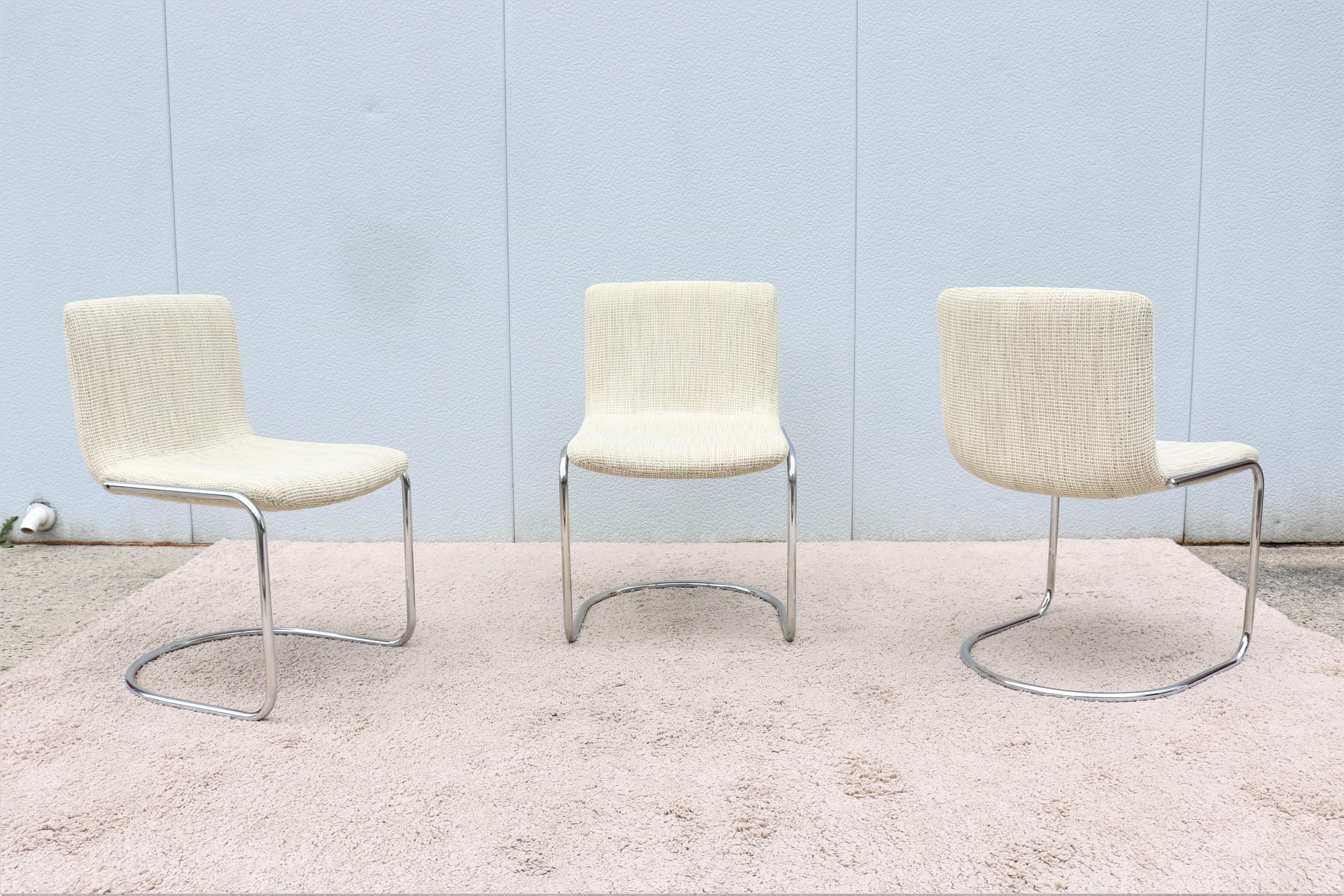 Wunderschönes 1970er Mid-Century Modern Set mit 3 Linsen-Esszimmerstühlen, entworfen von Giovanni Offredi für Saporiti Italia im Jahr 1968.
Der Stuhl Lens gehört zu den Klassikern der Saporiti Collection'S. Das Rohrgestell verleiht ihm ein