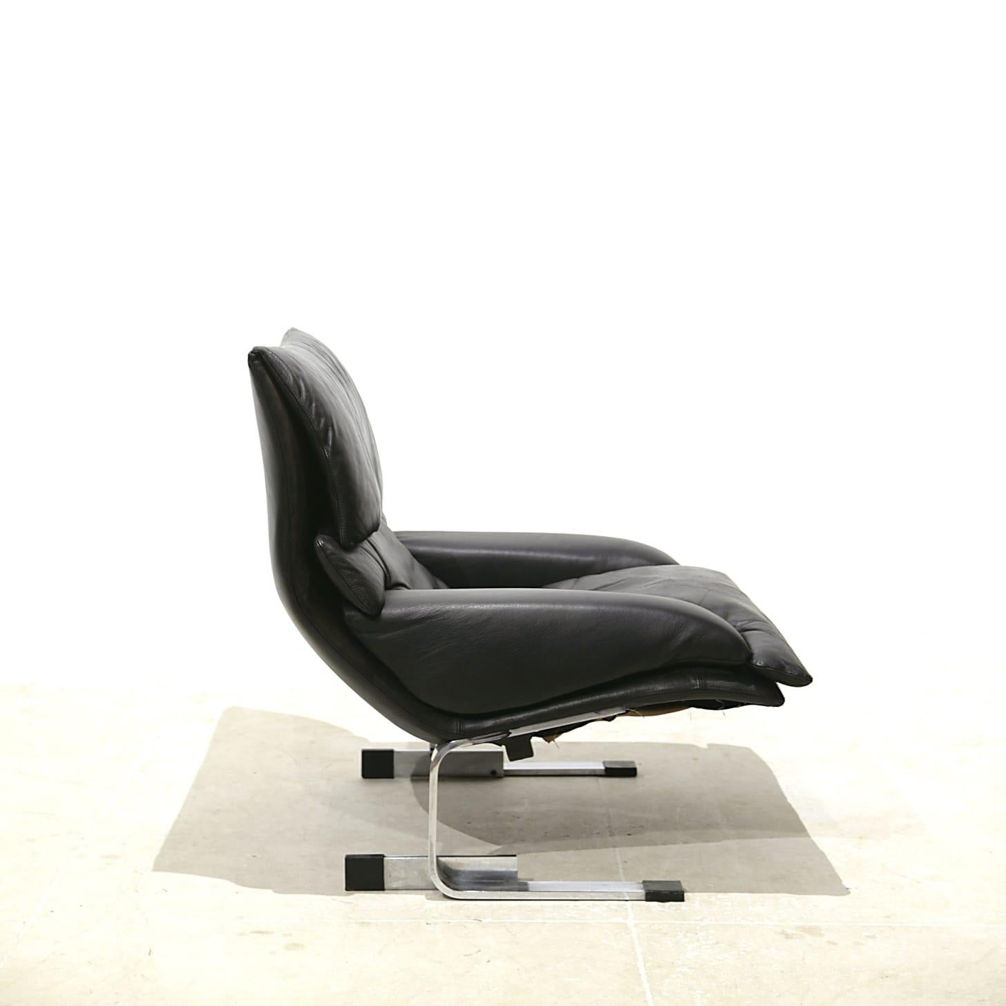 Très élégante paire de fauteuils du designer Giovanni Offredi éditée par Condit Italia, version cuir noir, accompagnée d'un bel ottoman en très bon état d'origine.

Plus de photos et de détails sont disponibles sur demande

APROX. DIMENSIONS
Largeur
