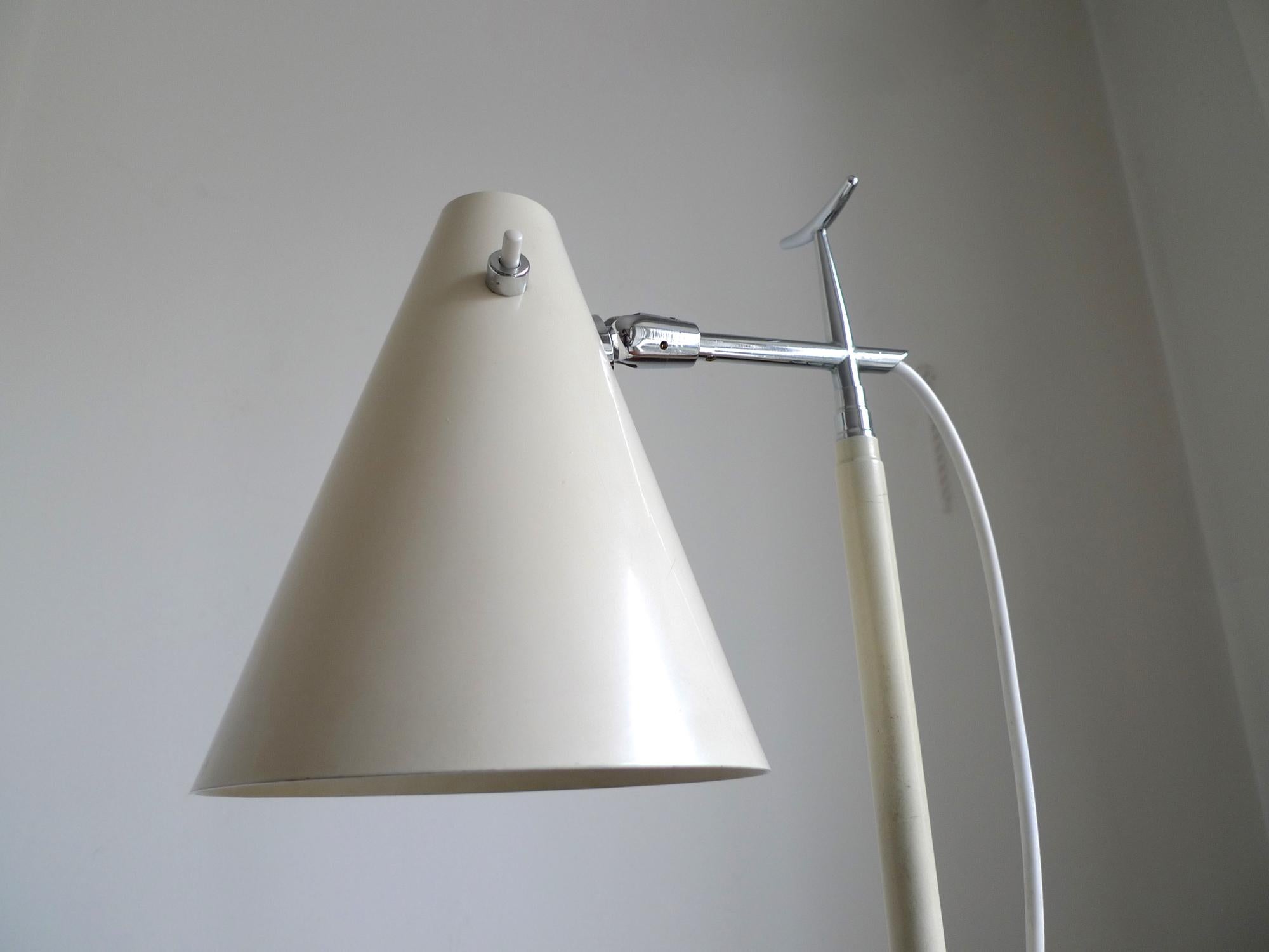 Mid-Century Giuseppe Ostuni Model 201 Telescopic Floor Lamp for O’Luce, c.1955 In Good Condition For Sale In London, GB