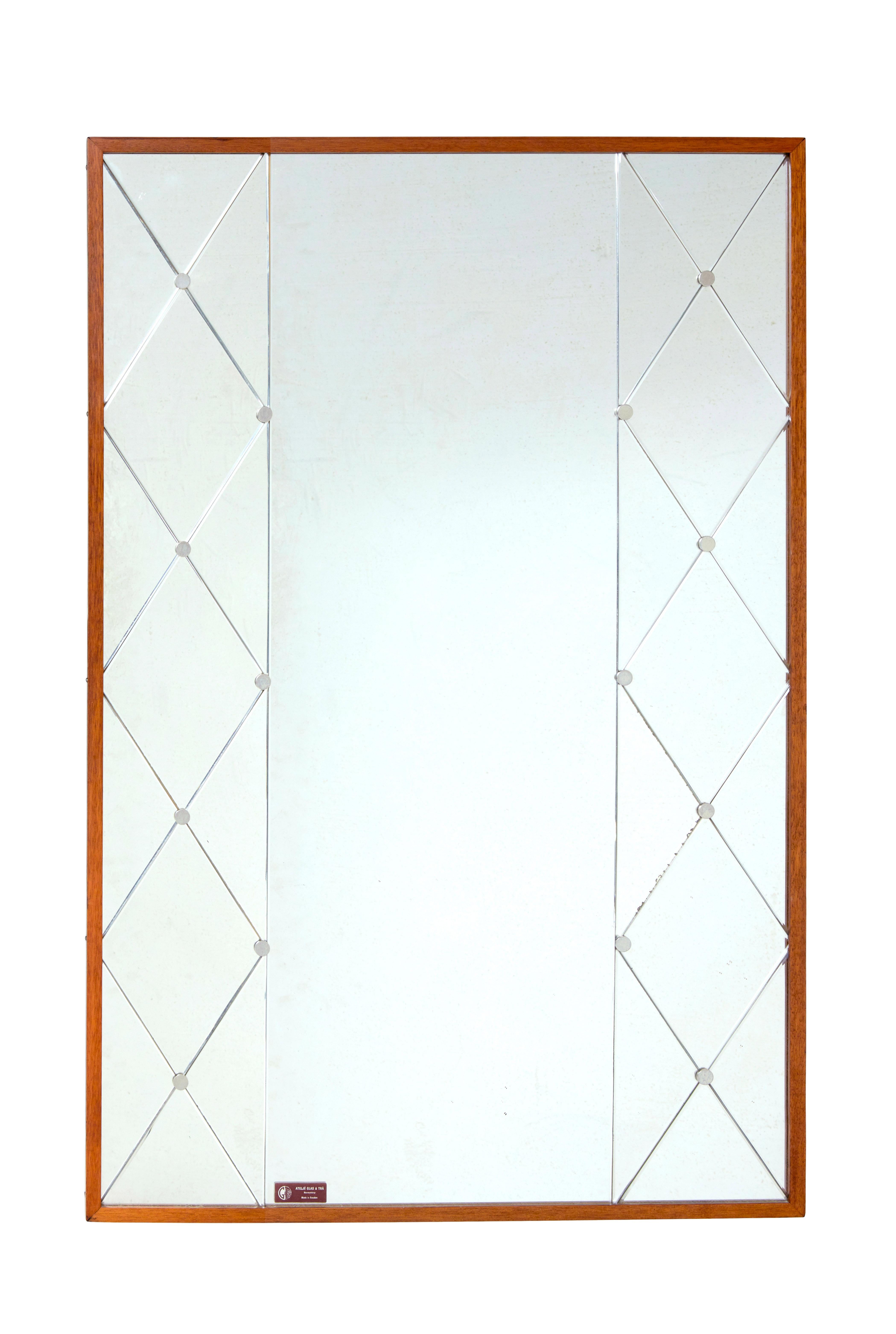Specchio arlecchino scandinavo Glas & Tra di metà secolo, circa 1950.

Bell'esemplare di grandi dimensioni di un design popolare della metà del secolo, realizzato dai produttori svedesi G&T.  Etichetta originale del produttore sul fronte e sul