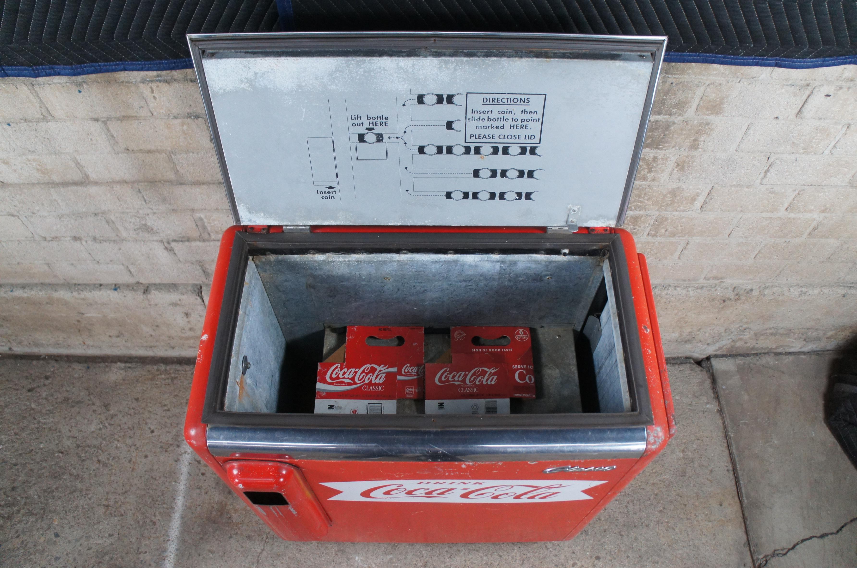 Mid-Century Modern Mid Century Glasco GBV 50 Slider Coca-Cola Cooler Refrigerator Vending Machine For Sale