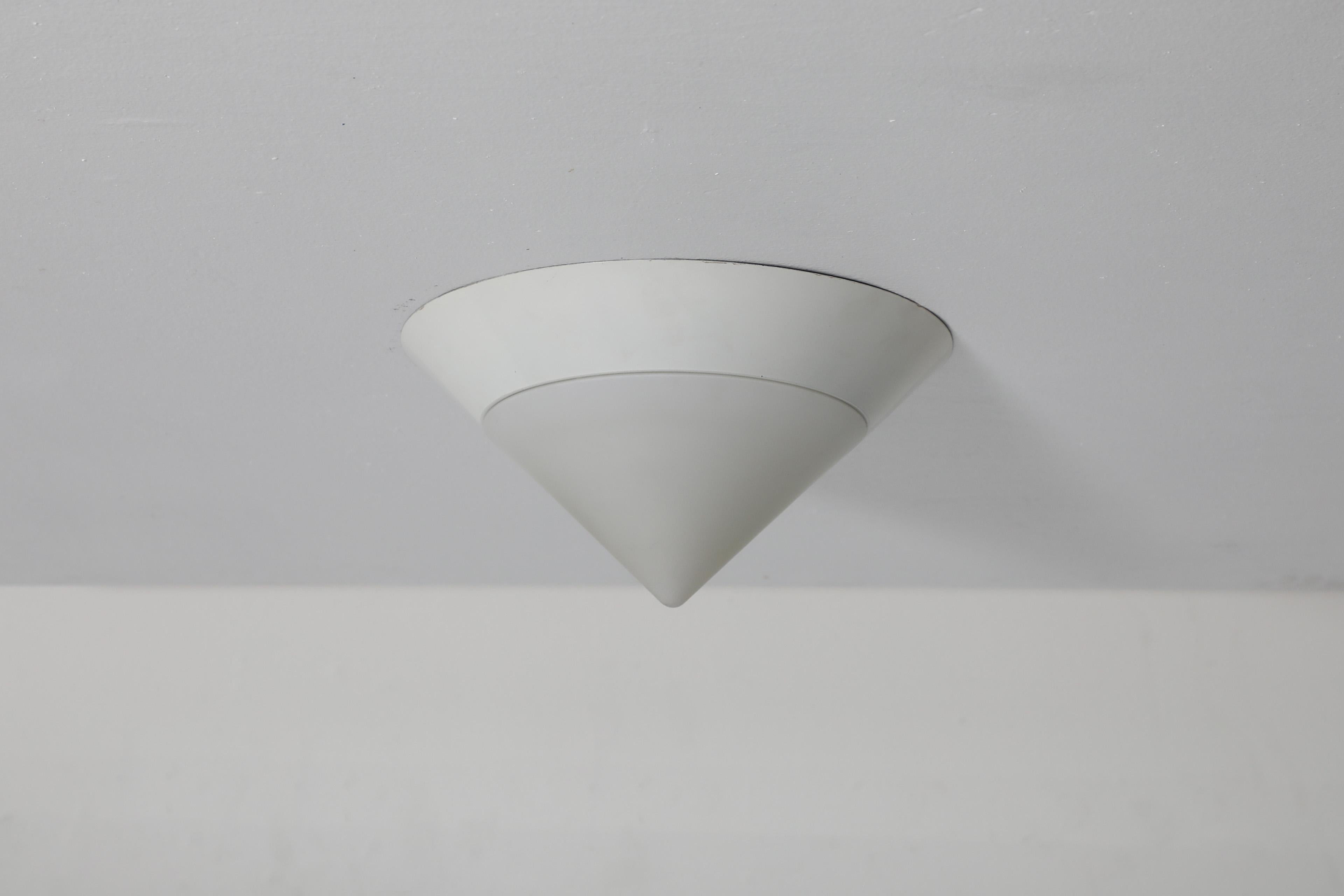 Mitte des Jahrhunderts Glashütte Limburg zugeschrieben Milchglas-Deckenleuchter. Eine schöne minimalistische flush mount weiß emailliertem Aluminium Basis mit Milchglas Kegel Schatten. Eine stilvolle, unaufdringliche Leuchte mit einem warmen