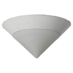 Mitte des Jahrhunderts Glashütte Limburg zugeschrieben Milchglas Pyramide Decke Wandleuchter