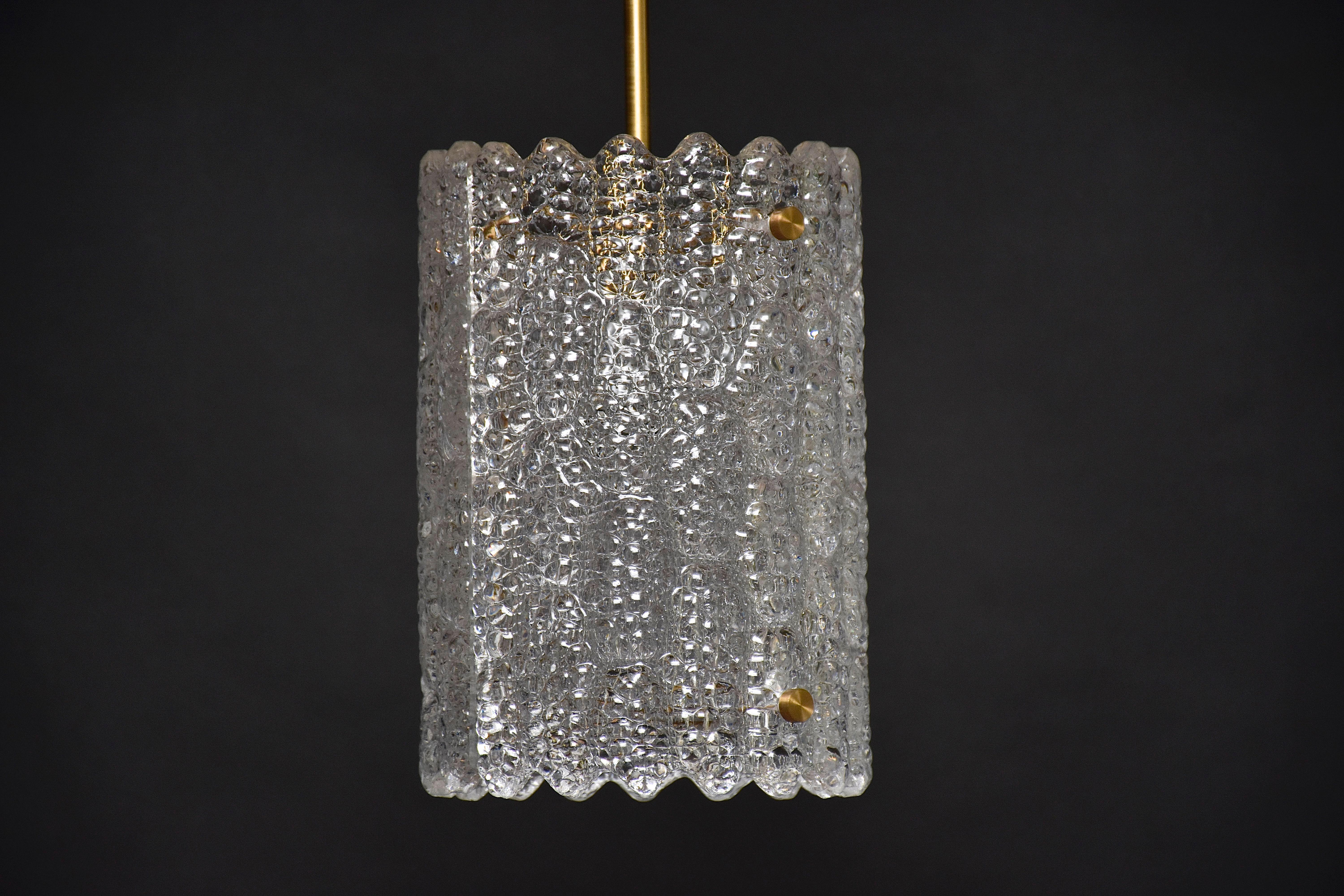 Lámpara de techo de mediados de siglo diseñada por el iluminador sueco Carl Fagerlund y fabricada por Orrefors, famoso fabricante sueco de cristal.
Con hermoso cristal macizo con estructura y marco y dosel de latón.
Con 1 luz.
Lugar de origen: