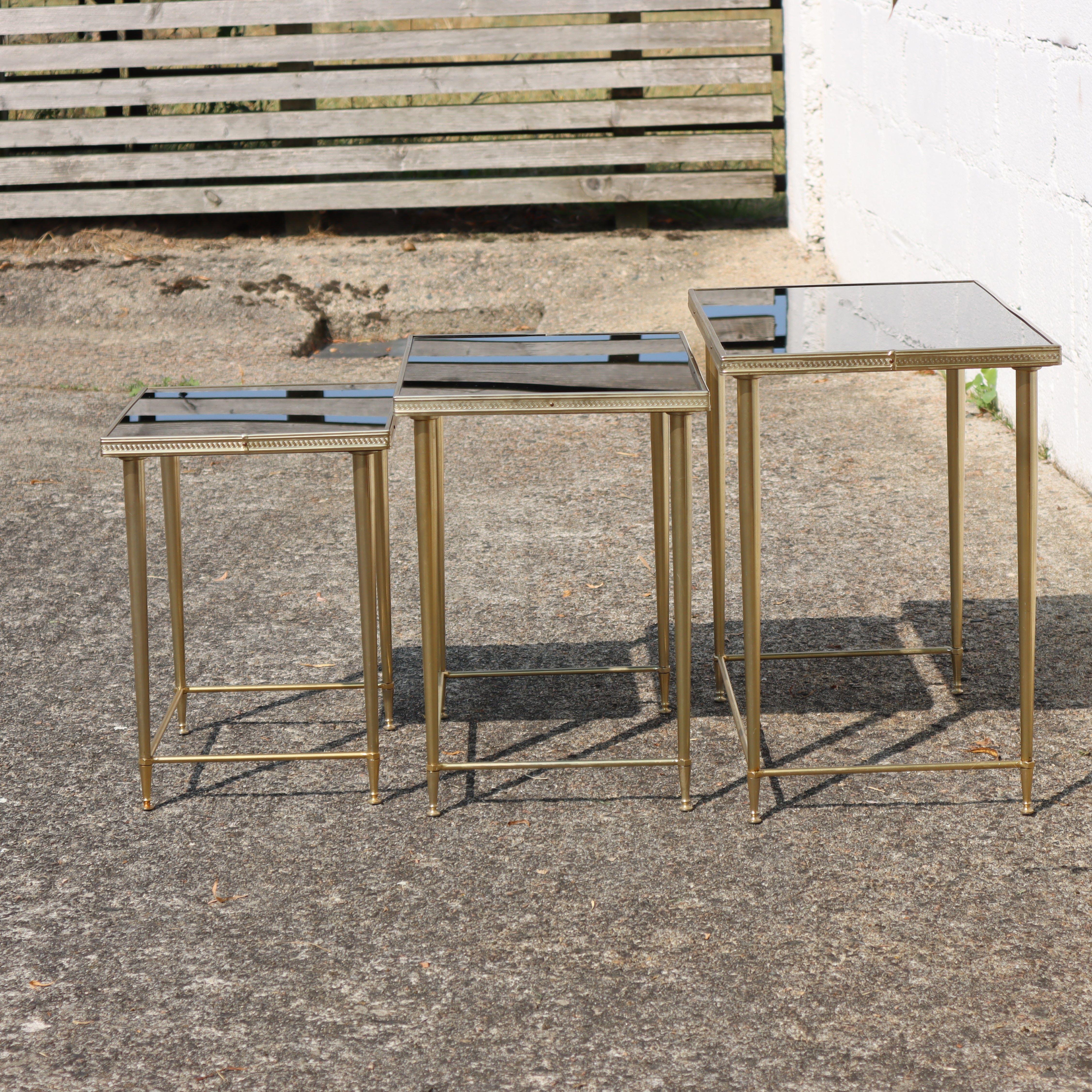 Nisttische aus Glas und Messing aus der Mitte des Jahrhunderts - 3 Beistelltische aus Schwarz und Messing im Angebot 4