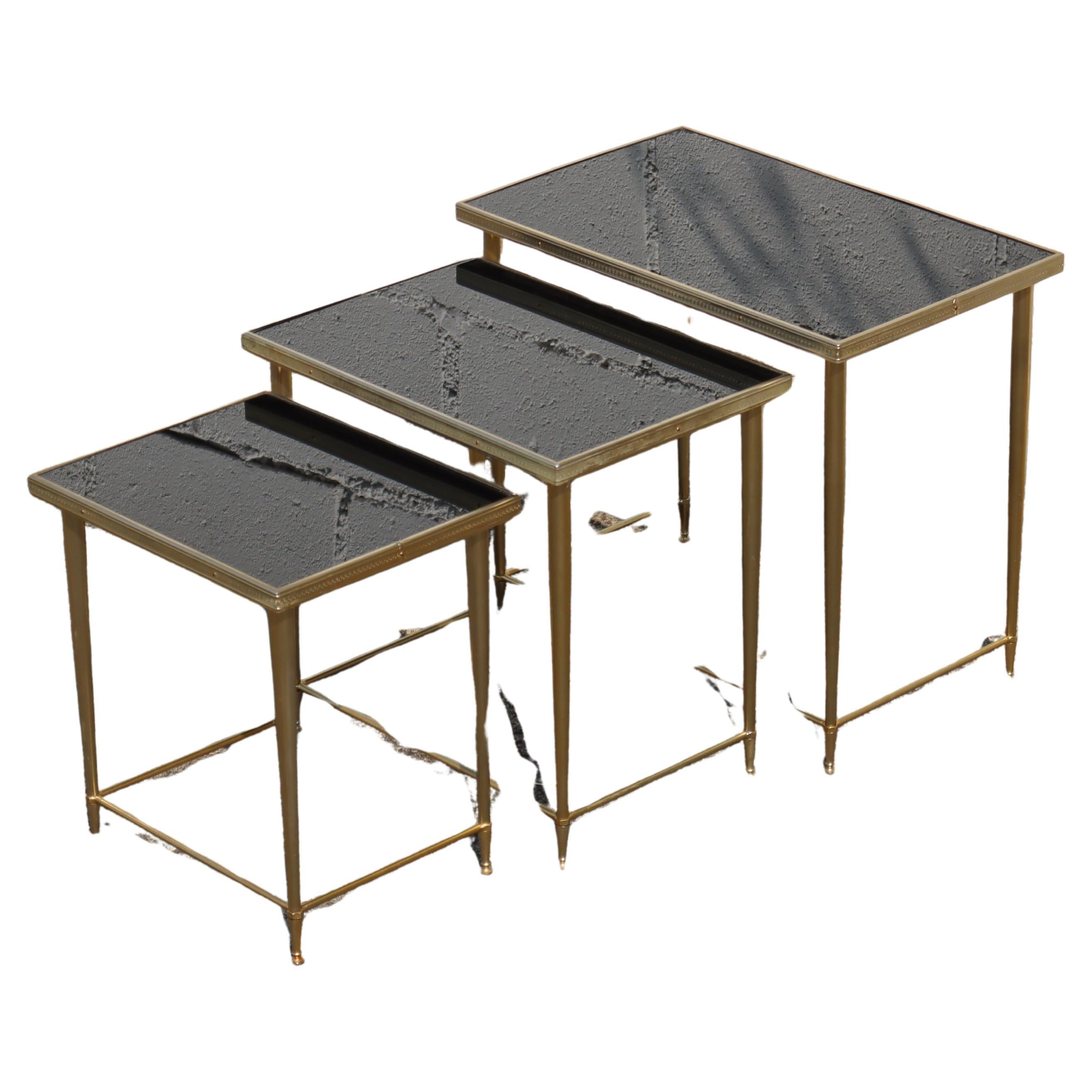 Sommerschlussverkauf: Genießen Sie die KOSTENLOSE IN-HOME-Lieferung nach Frankreich und spezielle Versandangebote für viele andere Länder.

Eine schöne Reihe von Französisch Mid-Century Modern Brass Nesting Tables mit schwarzem Glas Top-Maison aus