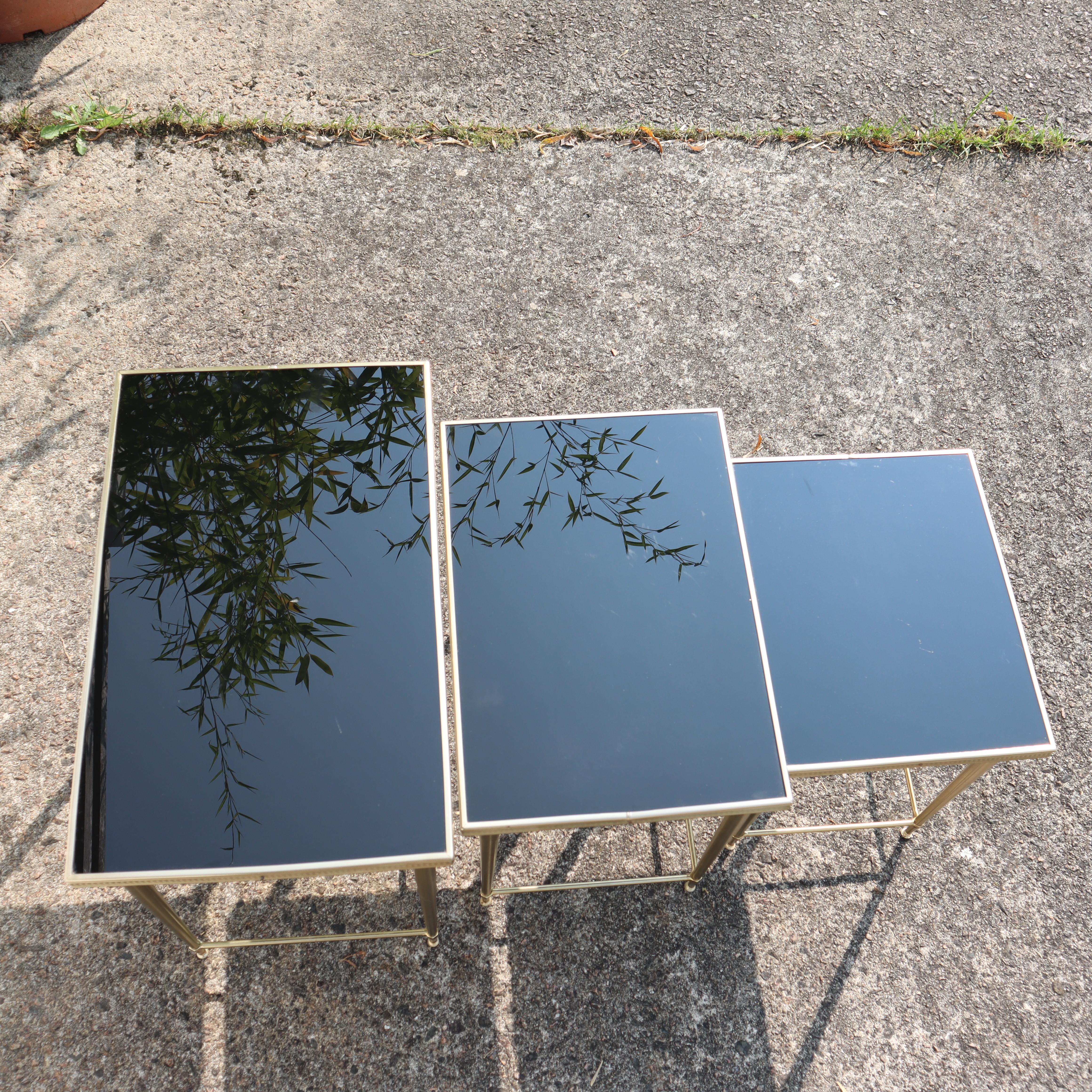 Nisttische aus Glas und Messing aus der Mitte des Jahrhunderts - 3 Beistelltische aus Schwarz und Messing im Angebot 3