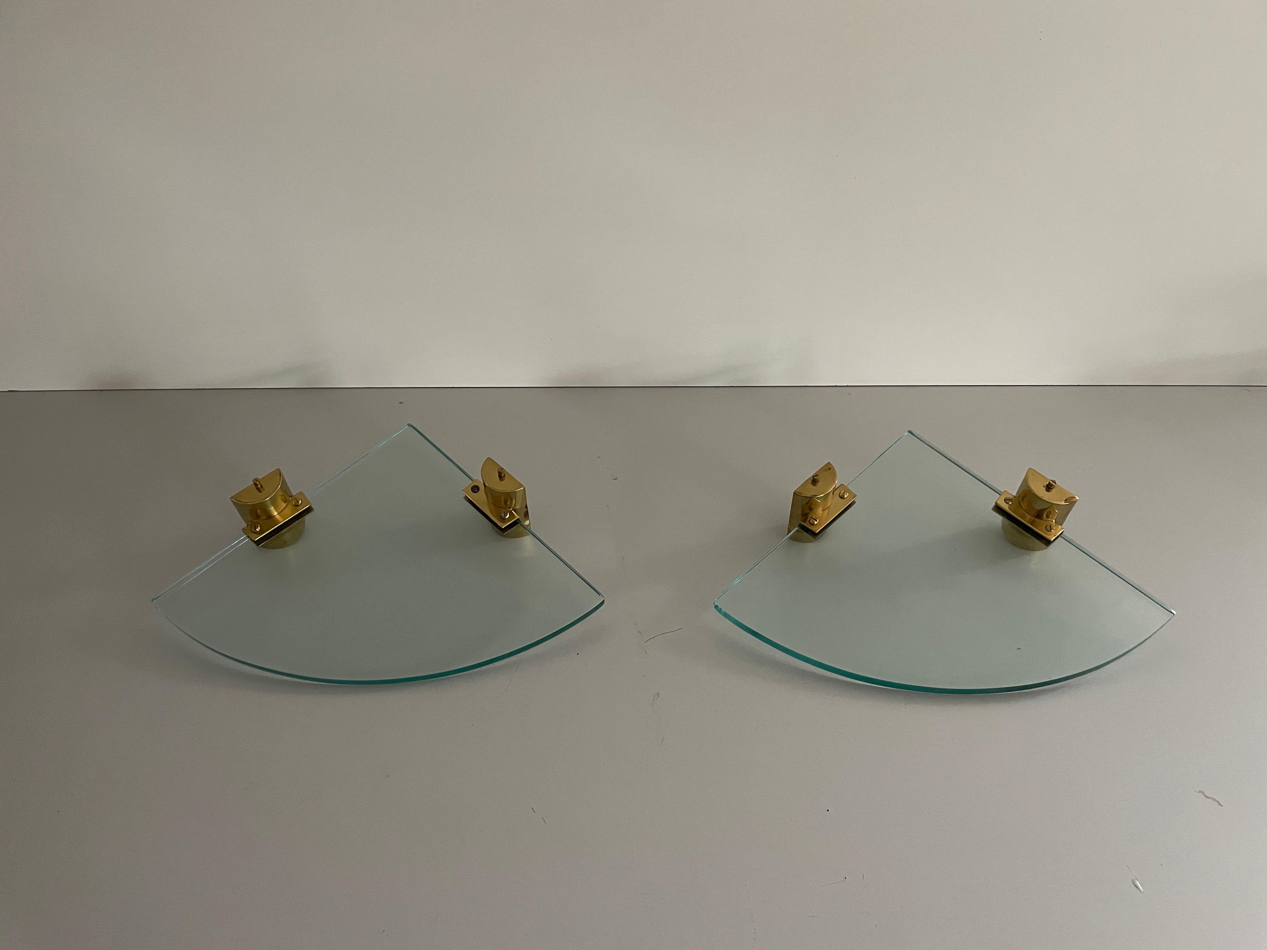 Mid-Century Italian Thick Glass and Brass Pair of Floating Corner Wall Shelfs, 1960s, Italy

No damage, no crack.

Height : 9.5 cm
Width : 40 cm
Depth : 27,5 cm

Please do not hesitate to ask us, if you have any questions