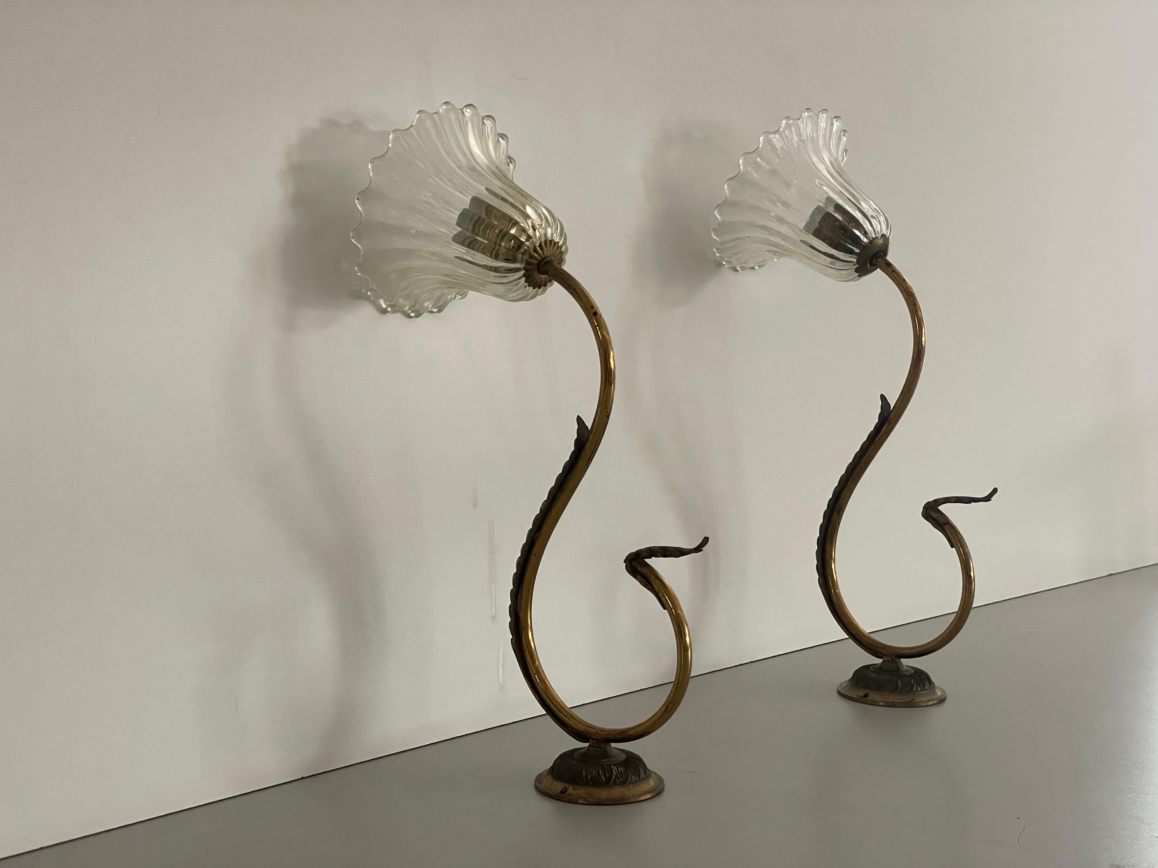 Pareja de apliques de cristal y latón de Barovier & Toso de mediados de siglo, años 50, Italia
 
La pantalla está en muy buen estado vintage.

Esta lámpara funciona con una bombilla E27. 
Con cable y apto para su uso con 220 V y 110 V para todos los