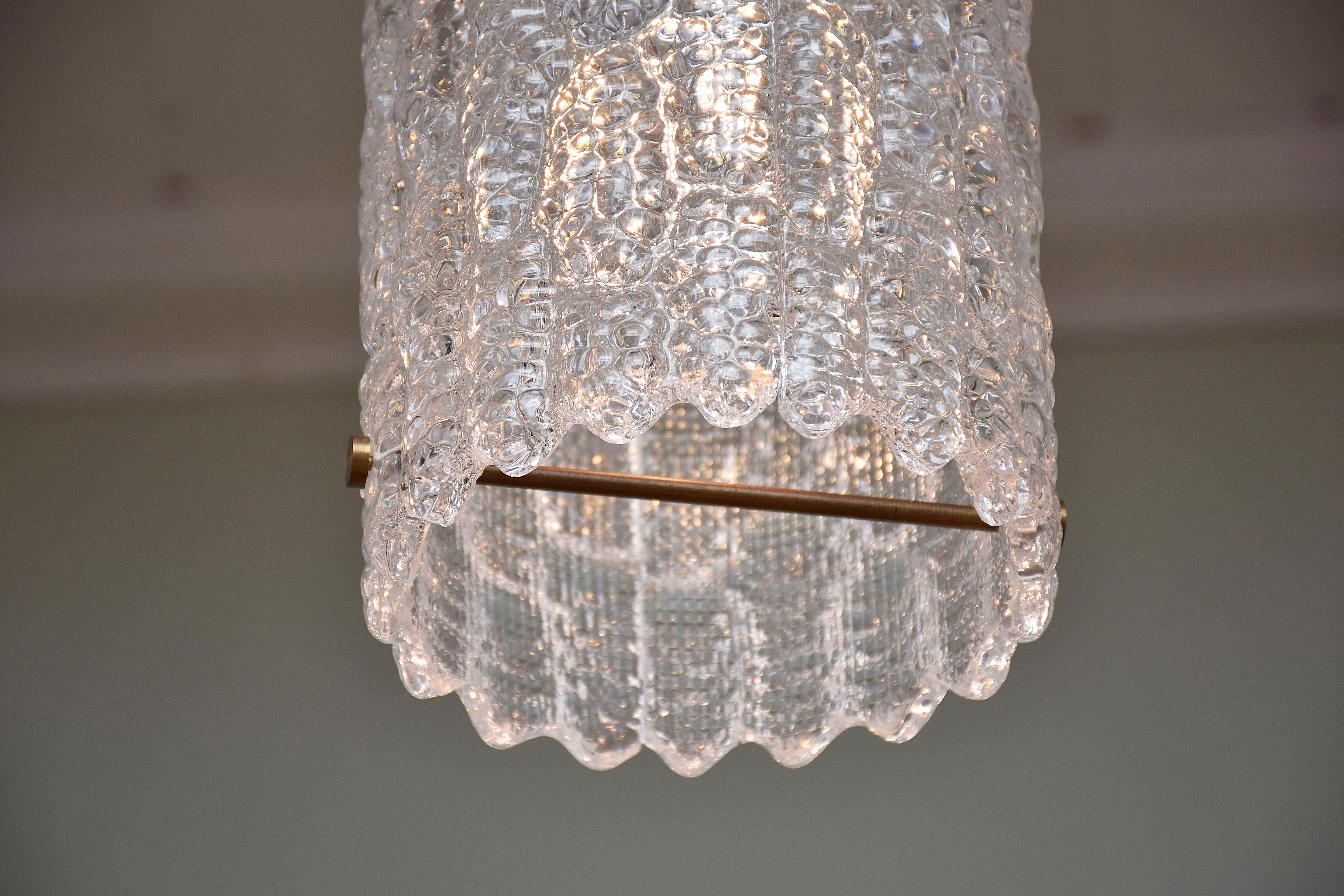 Lampade da soffitto della metà del secolo scorso progettate dal designer svedese Carl Fagerlund e realizzate da Orrefors, famoso produttore di vetro svedese.
Con un bellissimo vetro massiccio con struttura e baldacchino in ottone.
Ciascuna con 1