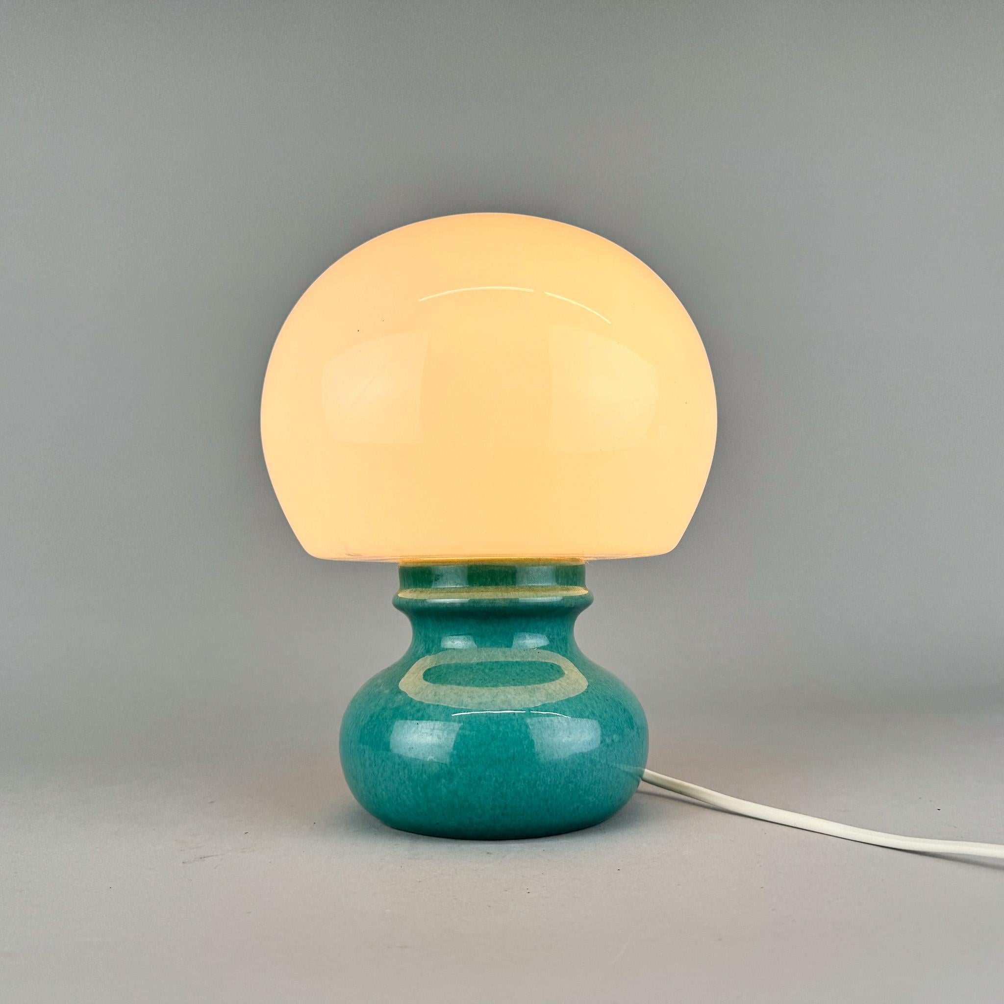 Lampe de table vintage composée d'un abat-jour en verre opale et d'une base en céramique émaillée. Fabriqué dans l'ancienne Tchécoslovaquie dans les années 1960. Ampoules : 1 x E14 ou E15.
