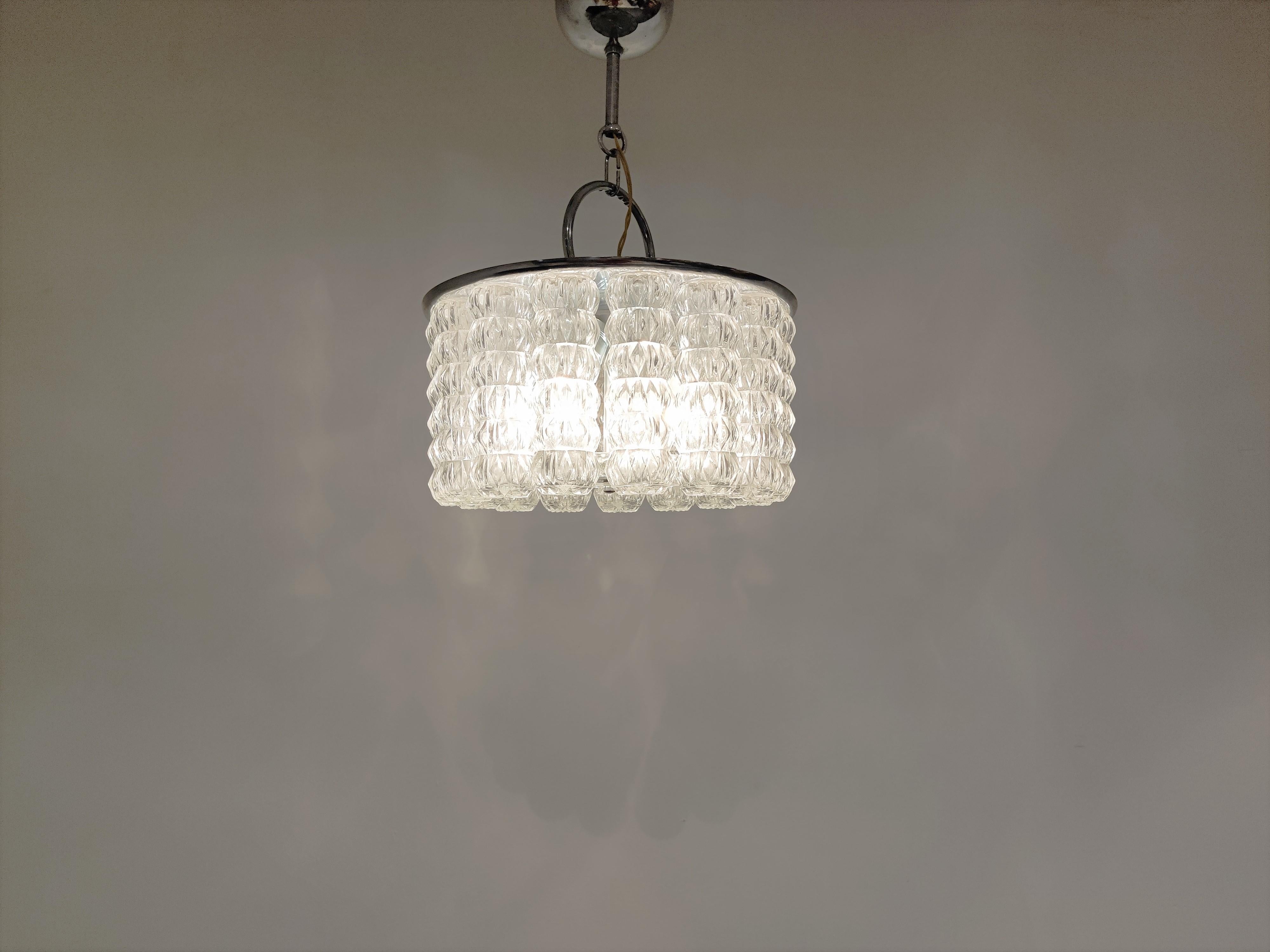 Mid century chandelier with linked glass lamp shades and chrome.

The lamp emits a beautiful light.

Good condition

Works with E14 light bulbs.

1960s - Belgium

Measures: Height: 56cm/22.04