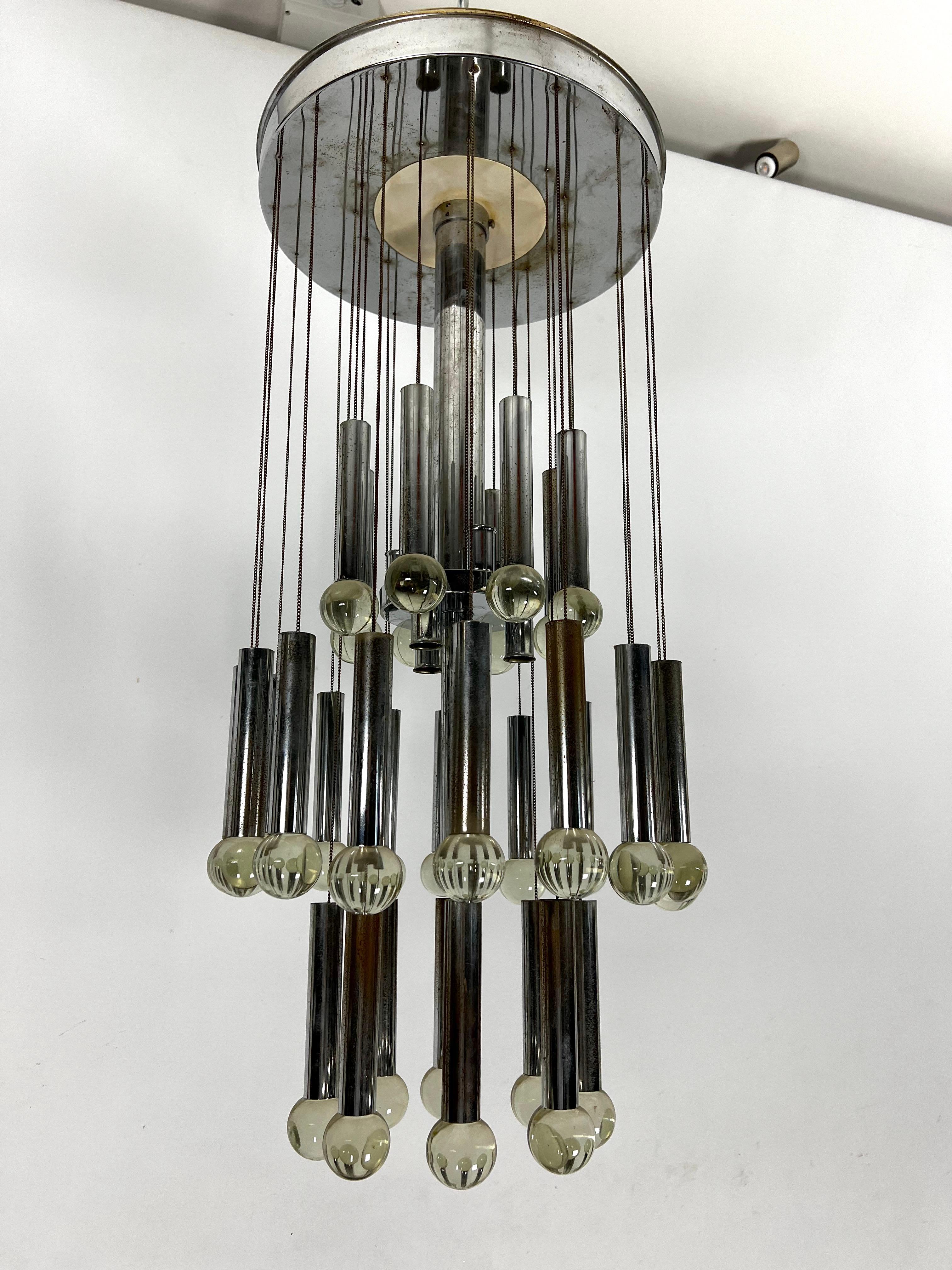 Mid- Century glass and chrome chandelier by Sciolari. Italy 1960s For Sale 2