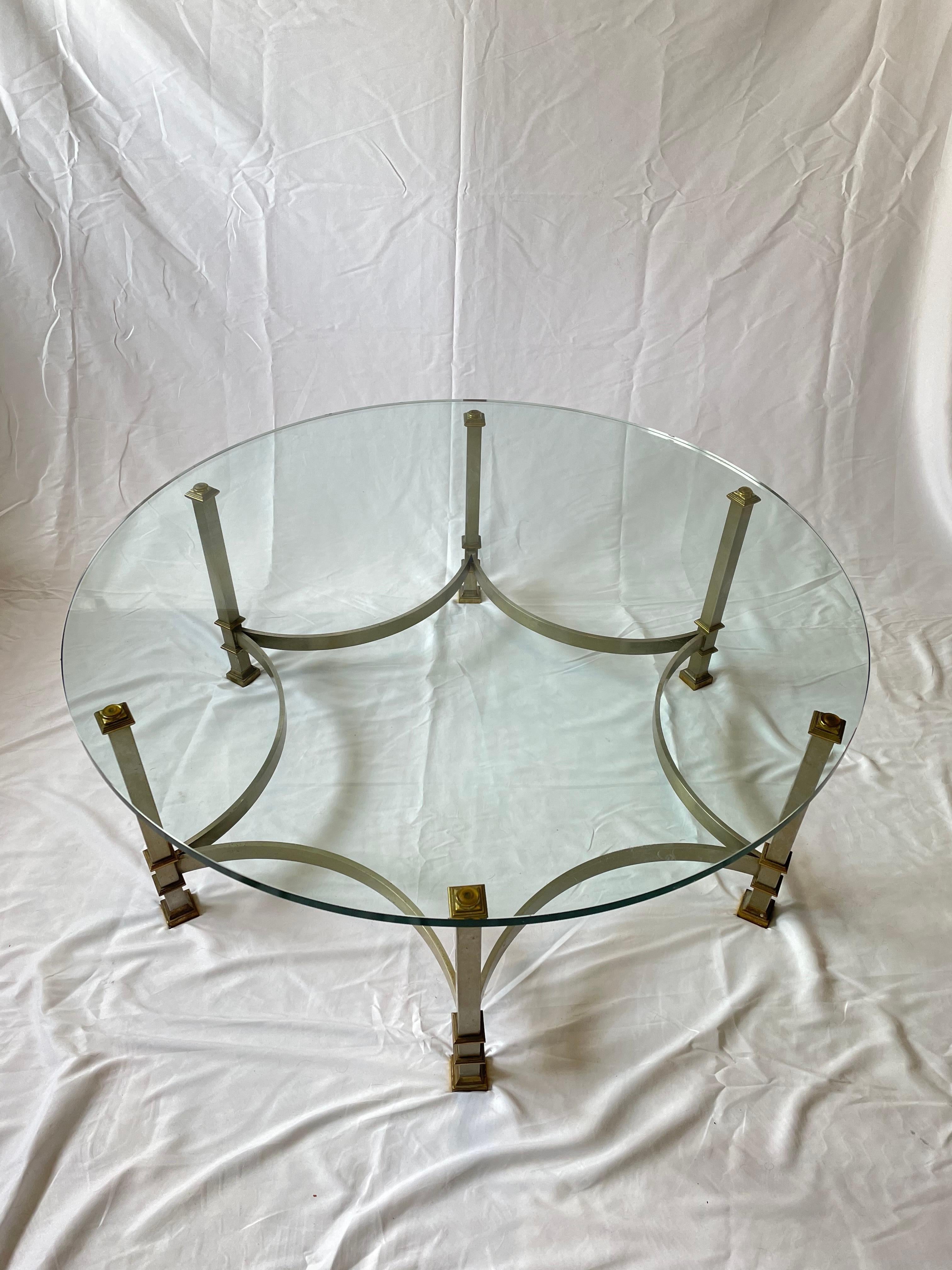 A rare neoclassical style coffee table attributed to Maison Jansen. Square steel legs with brass neoclassic banding and glass top. Circa 1960's.
Curbside to NYC/Philly $300