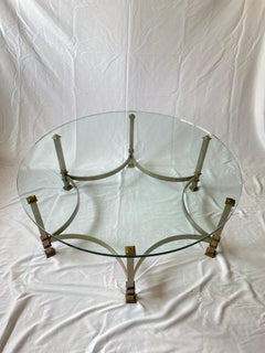 Mesa baja de cristal y acero de mediados de siglo con soportes de latón Estilo Maison Jansen