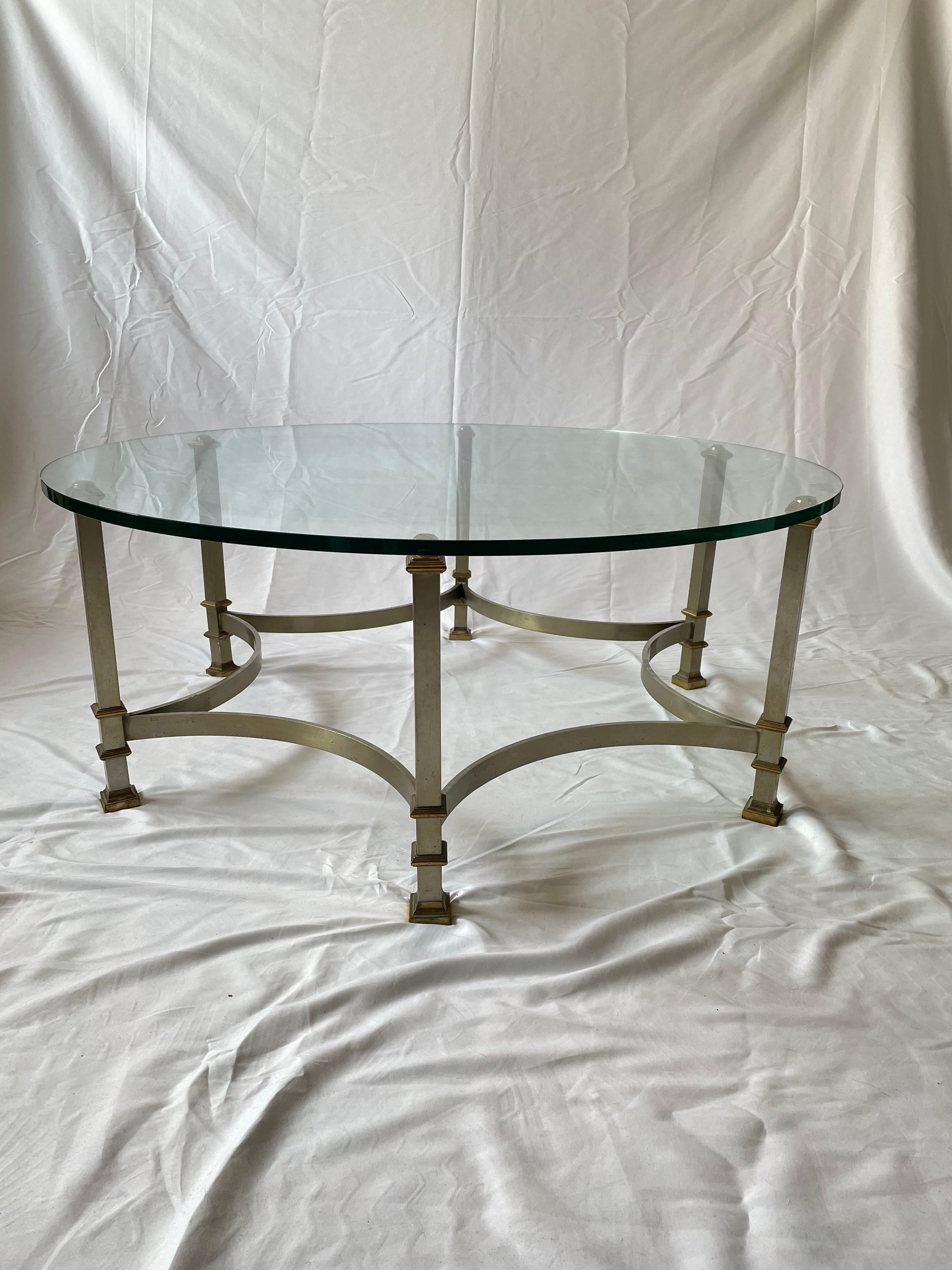 Laiton Table basse du milieu du siècle dernier en verre et acier avec montures en laiton style Maison Jansen en vente