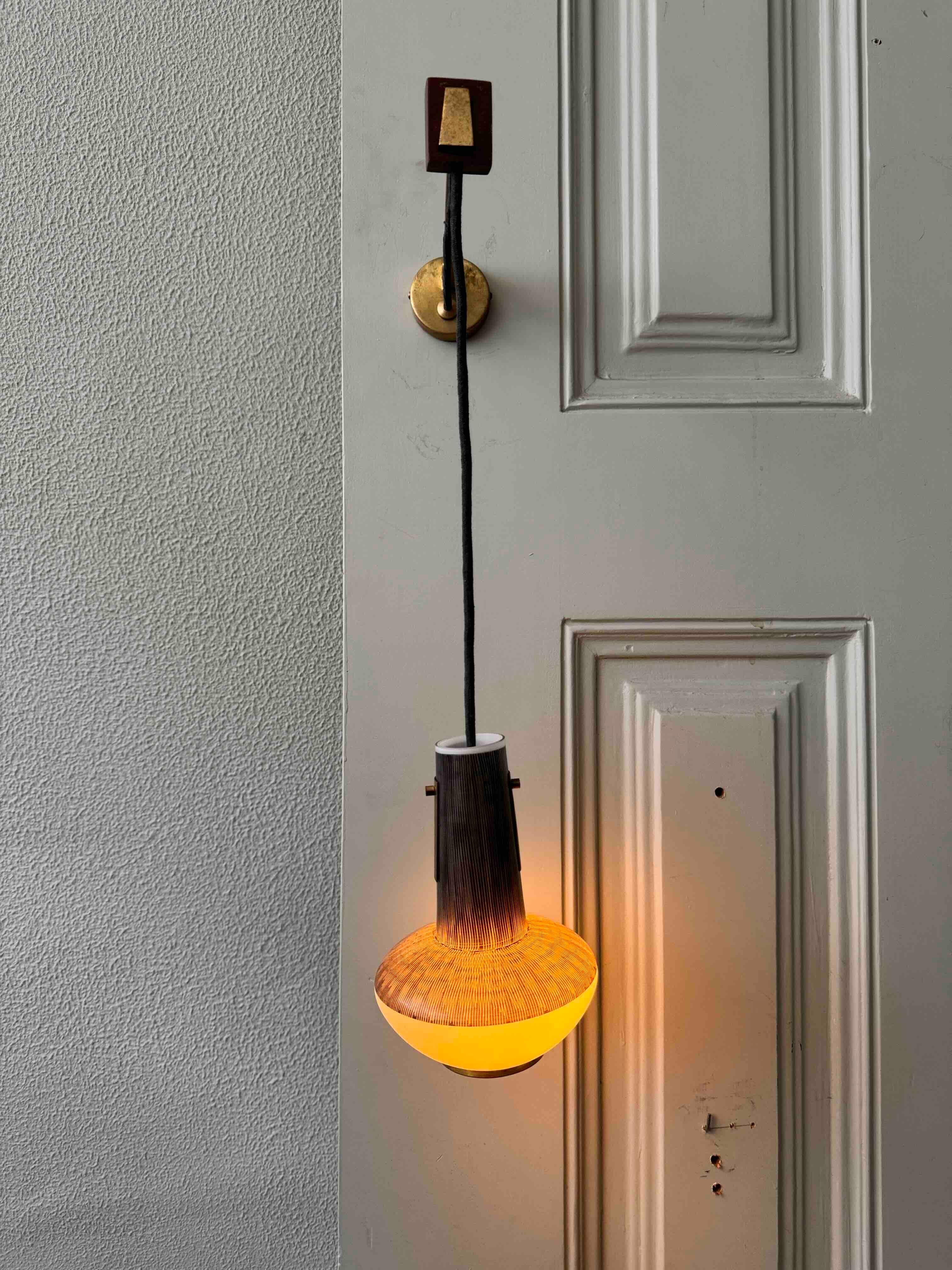 
Se vende un candelabro escandinavo único de mediados de siglo, de la década de 1950, con una encantadora combinación de latón, madera y cristal. Esta lámpara vintage ejemplifica la elegancia minimalista y la funcionalidad características del diseño