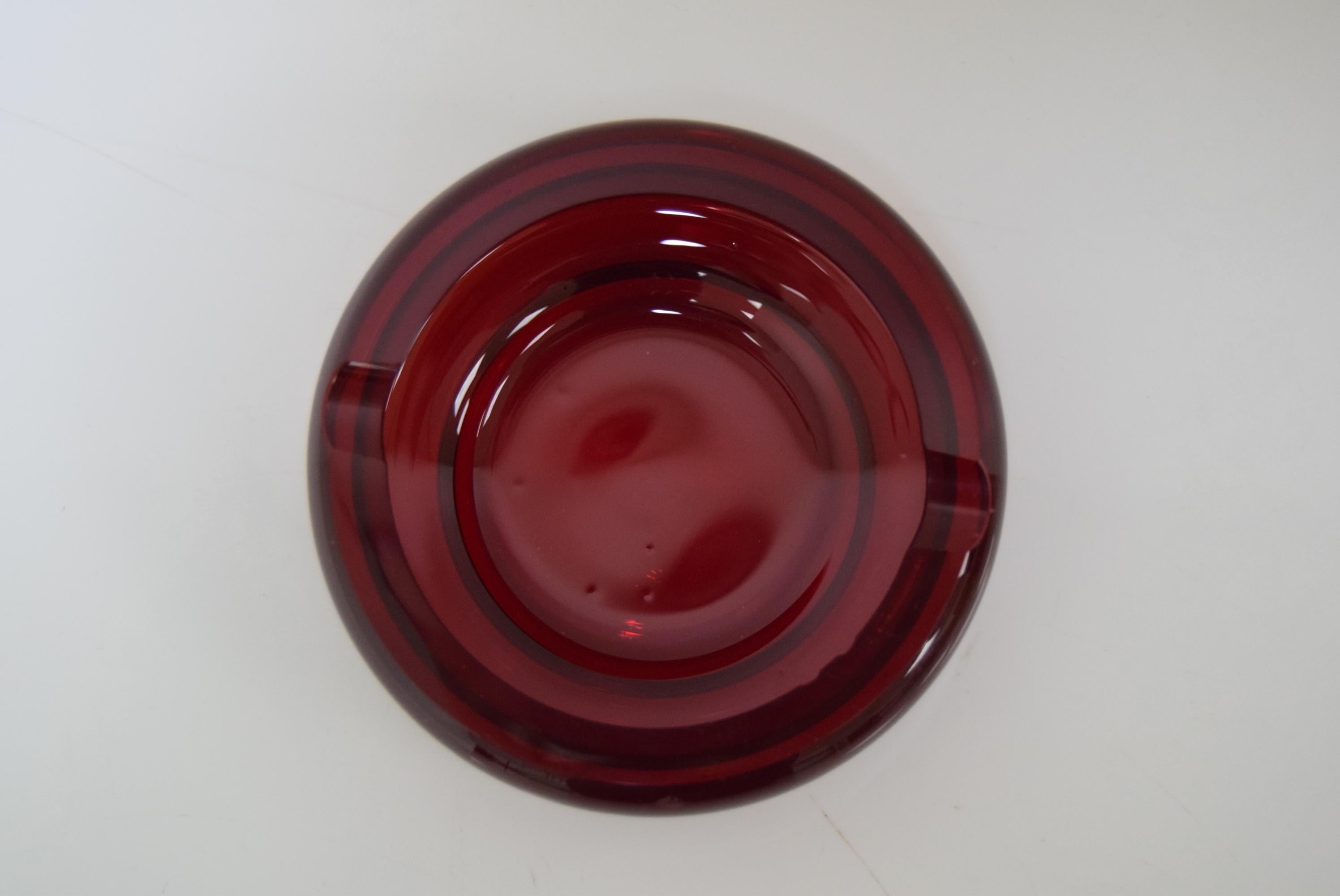 Midcentury Glass Ashtray by Glasswork Novy Bor, 1960s In Good Condition For Sale In Praha, CZ