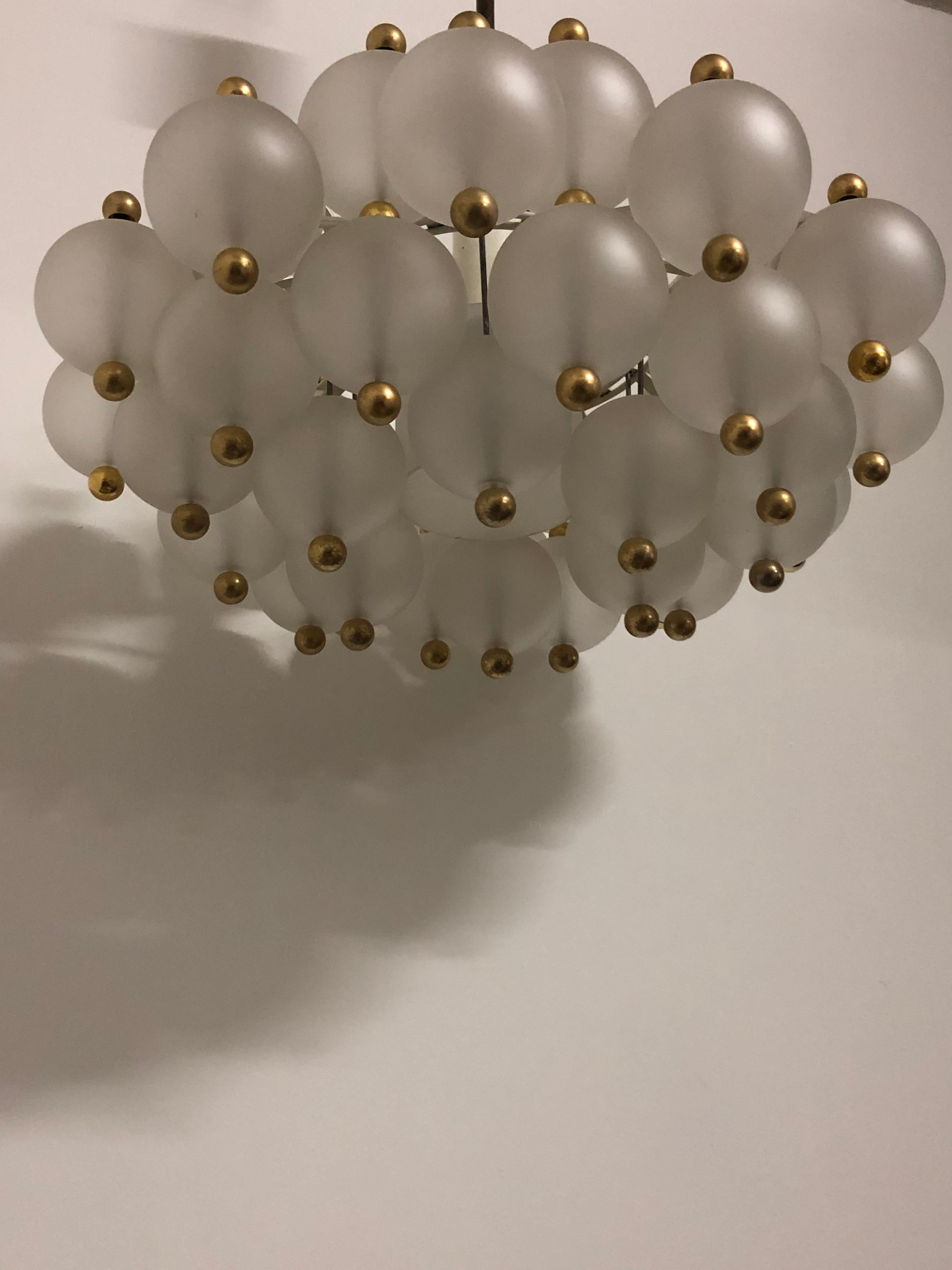 A wonderful midcentury, high quality chandelier by Kinkeldey,
Germany, circa 1960s.
This chandelier is made of frosted glass globes hanging on white patined metal and brass frame.
Socket: 1 x E27 (Edison) for standard screw bulbs.
In a very good