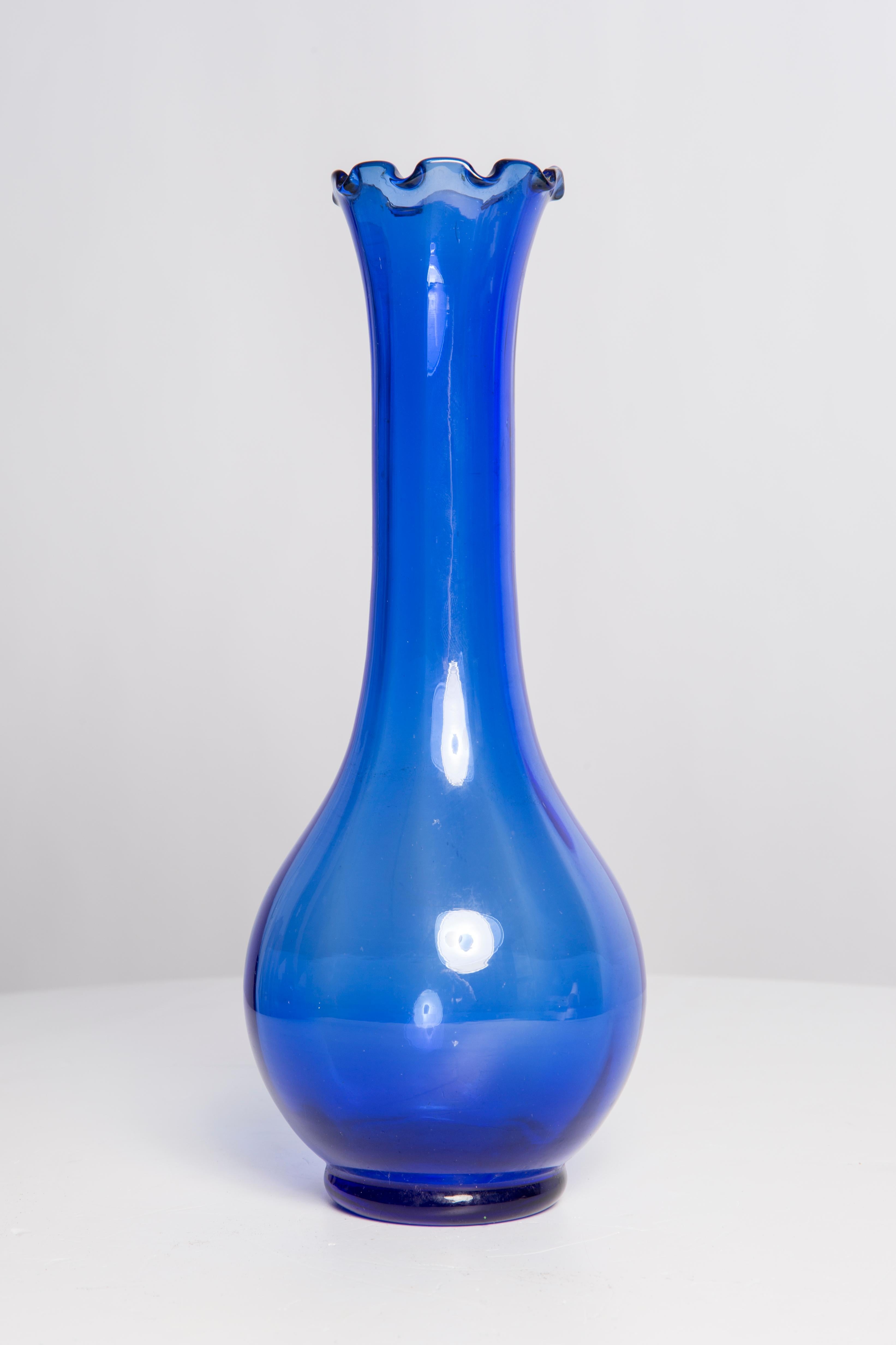 Blaue Glasvase aus der Mitte des Jahrhunderts mit Frill, Europa, 1960er Jahre (20. Jahrhundert) im Angebot