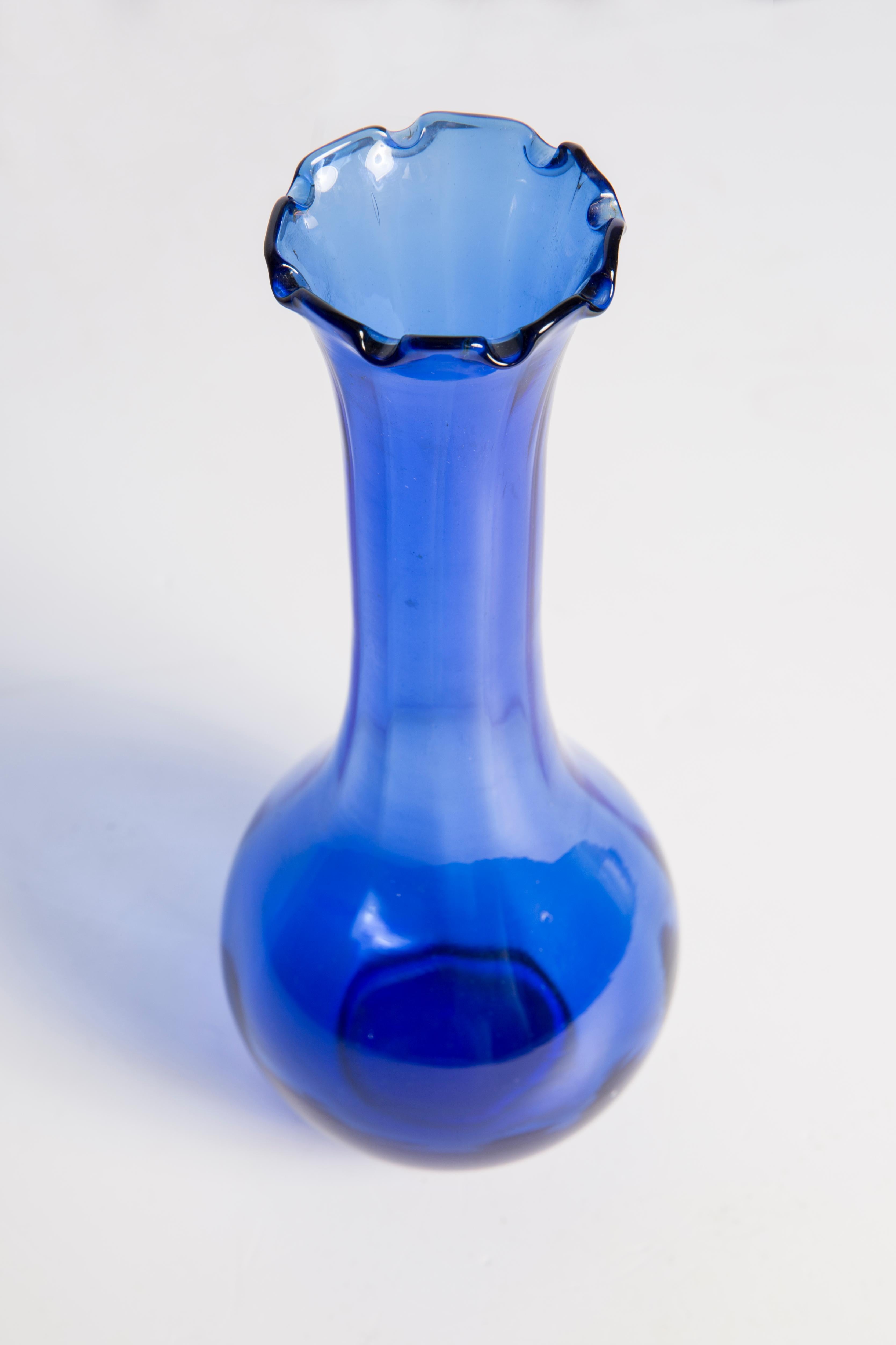 Blaue Glasvase aus der Mitte des Jahrhunderts mit Frill, Europa, 1960er Jahre (Keramik) im Angebot