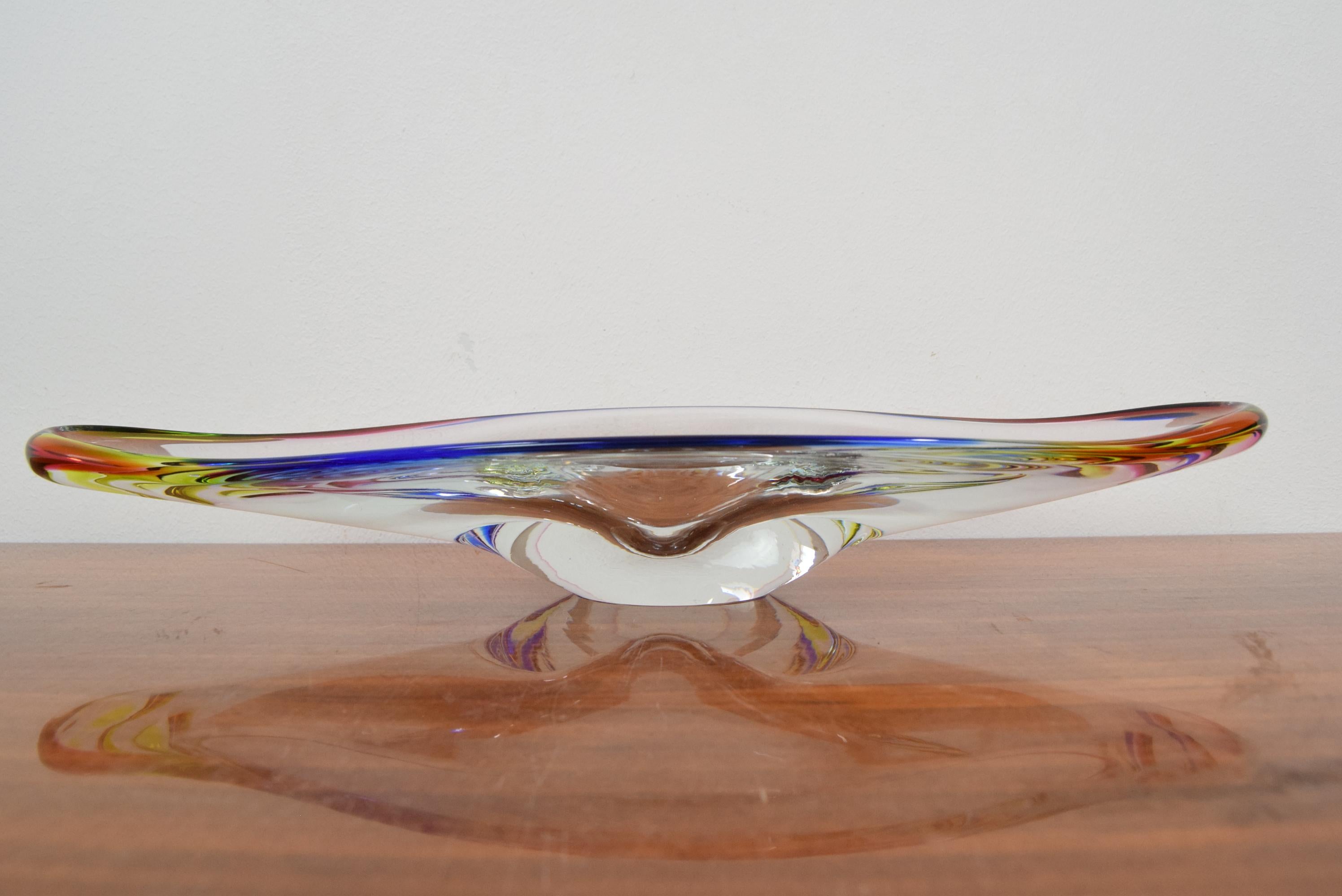 Fabriqué en Tchécoslovaquie
En verre d'art
Repolissage
Condition originale.